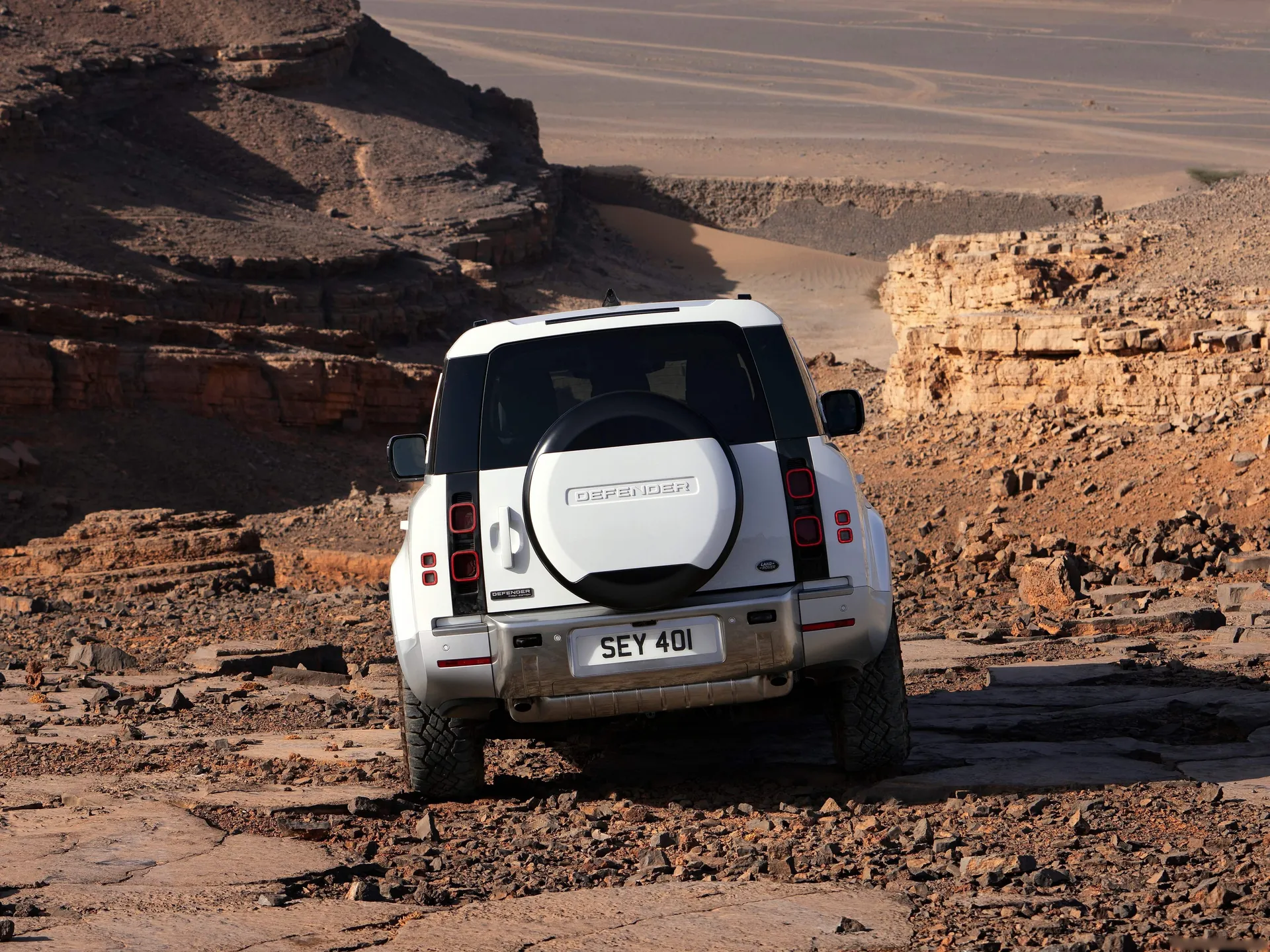 Land Rover Defender 130 (2023) - Rear