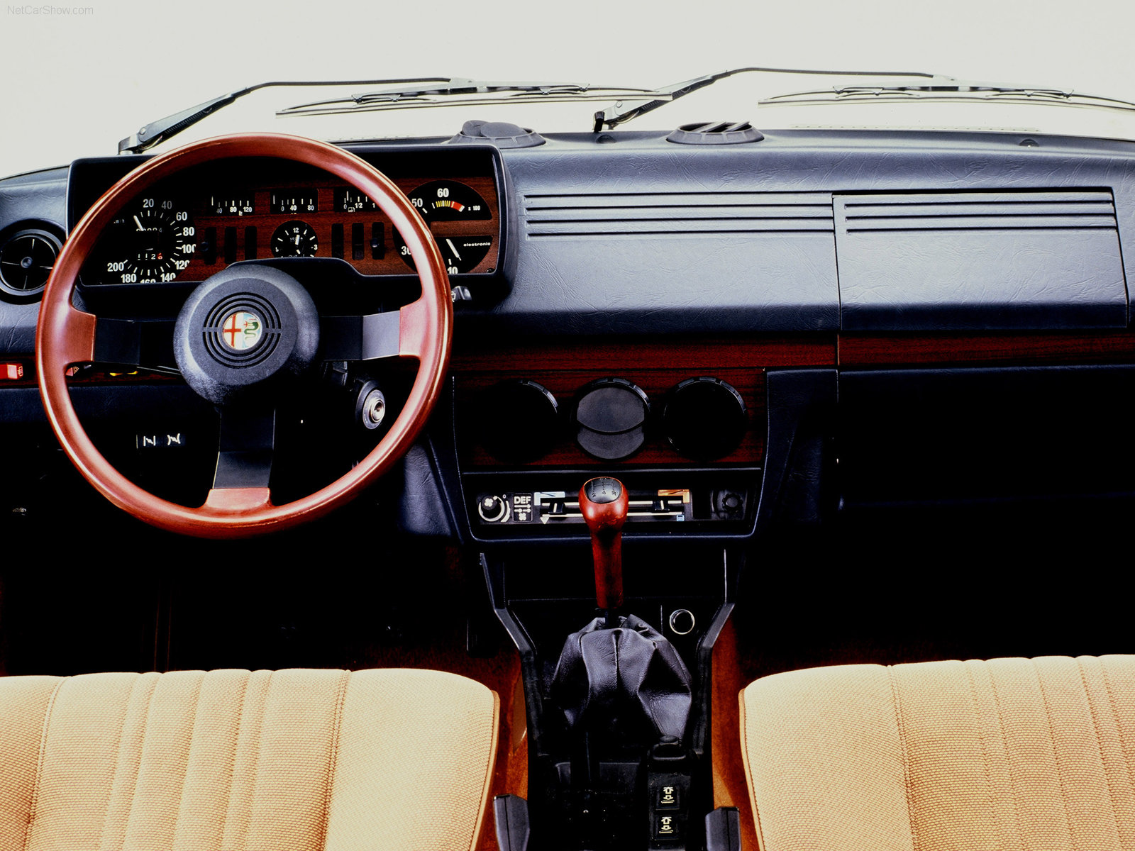 Alfa Romeo Alfetta 2.0 (1982) – interiér