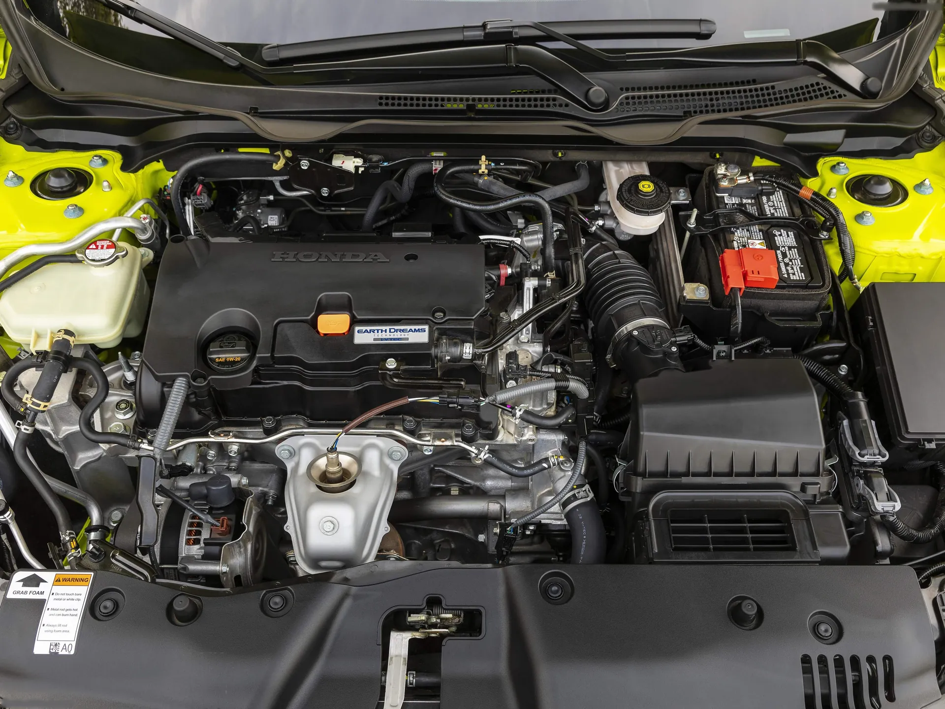 Honda Civic Coupe (2019) – motorový prostor