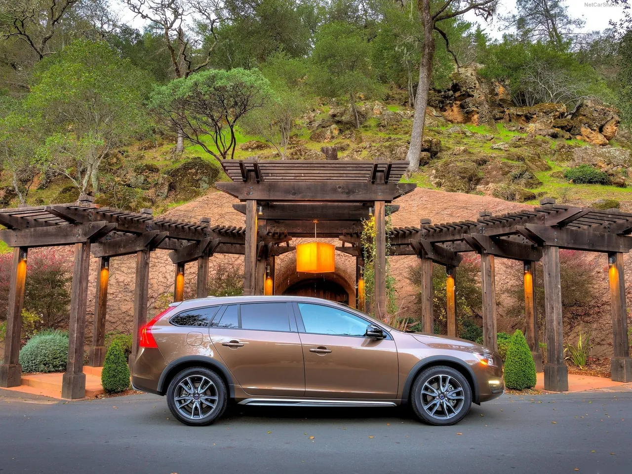 Volvo V60 Cross Country (2016) – boční profil