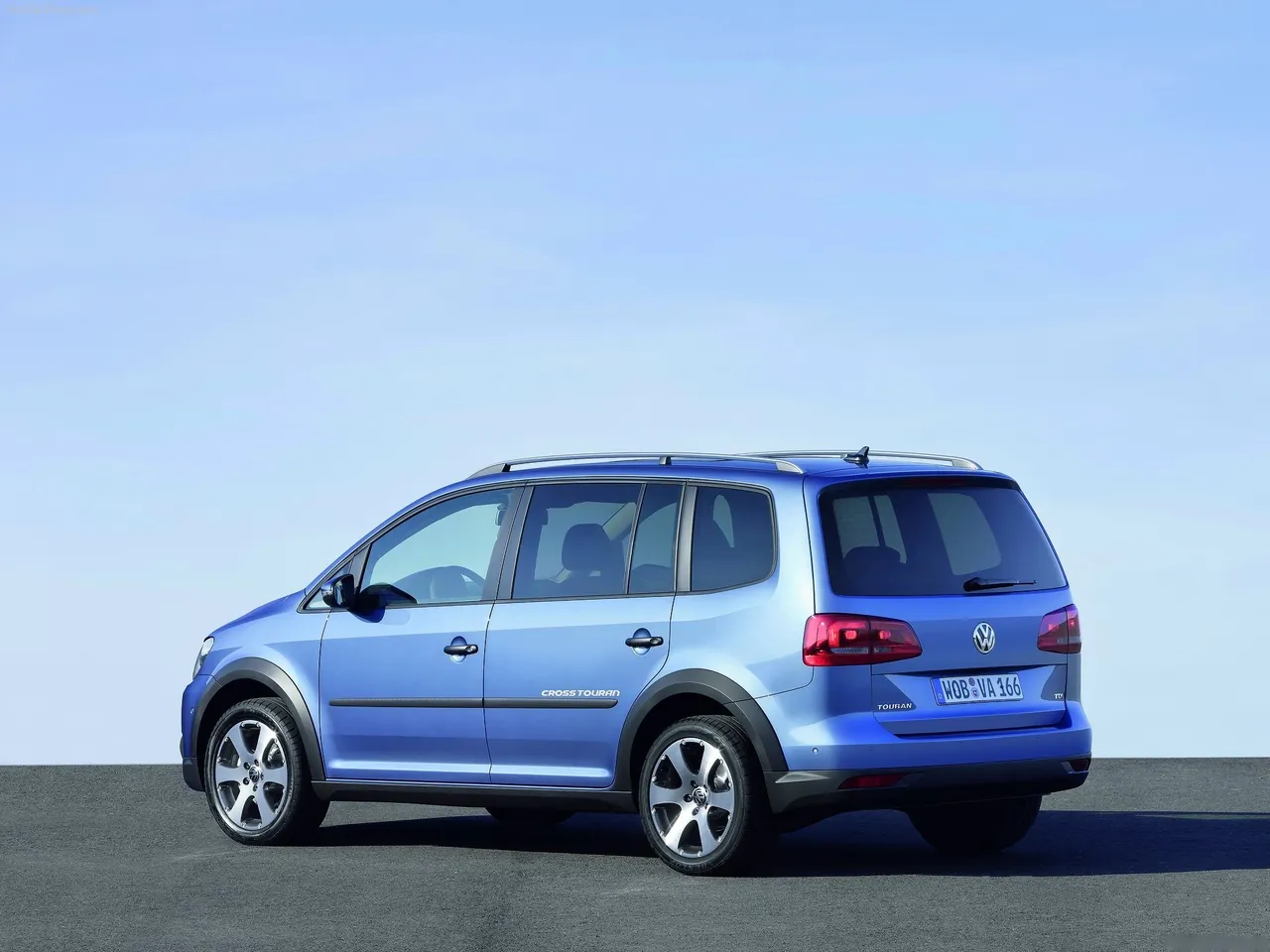 Volkswagen CrossTouran (2011) – zadní tříčtvrteční pohled