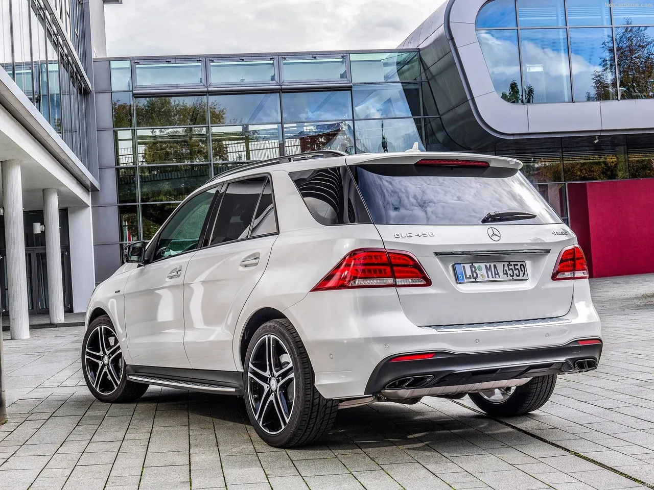 Mercedes-Benz GLE450 AMG 4Matic (2016) – zadní tříčtvrteční pohled