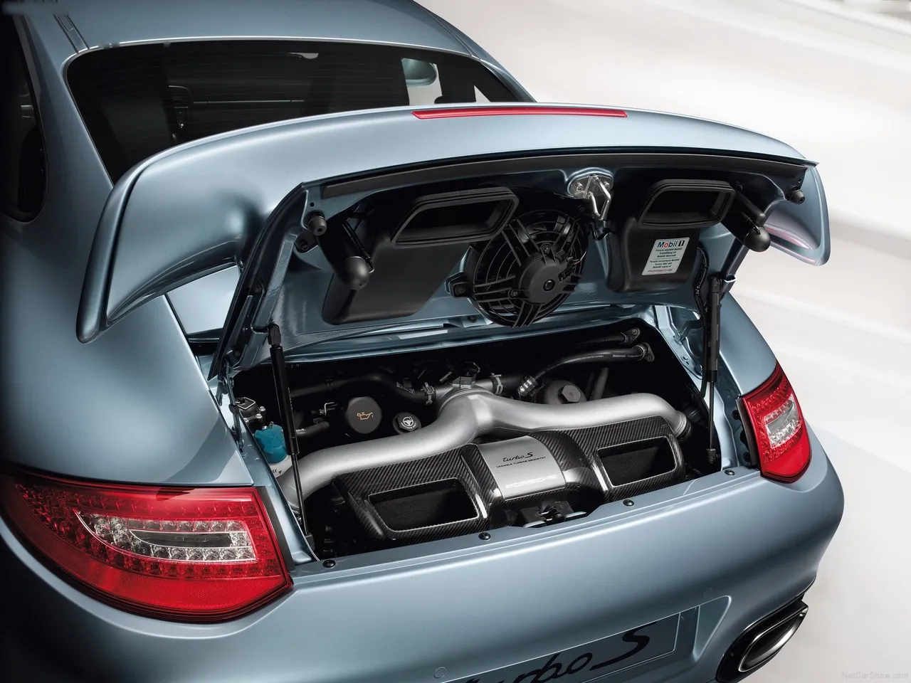 Porsche 911 Turbo S (2011) - Engine Bay