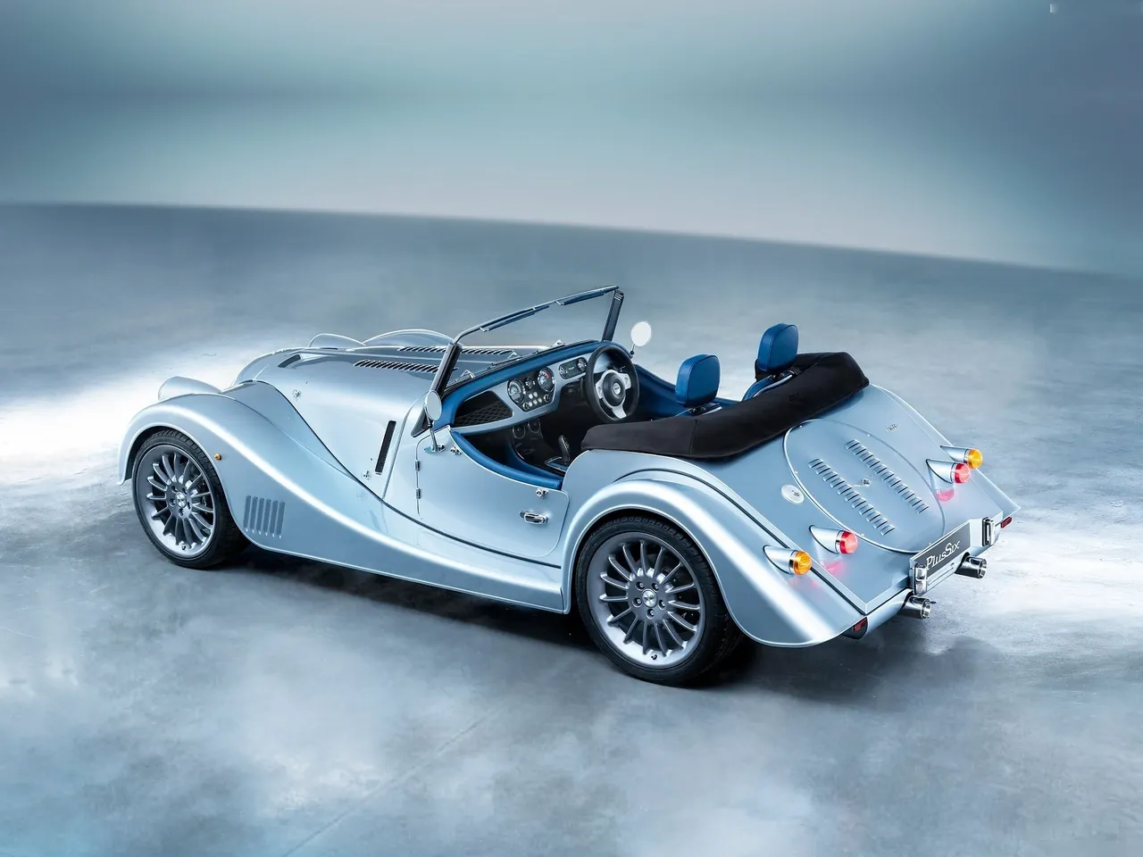 Morgan Plus Six (2020) – zadní tříčtvrteční pohled