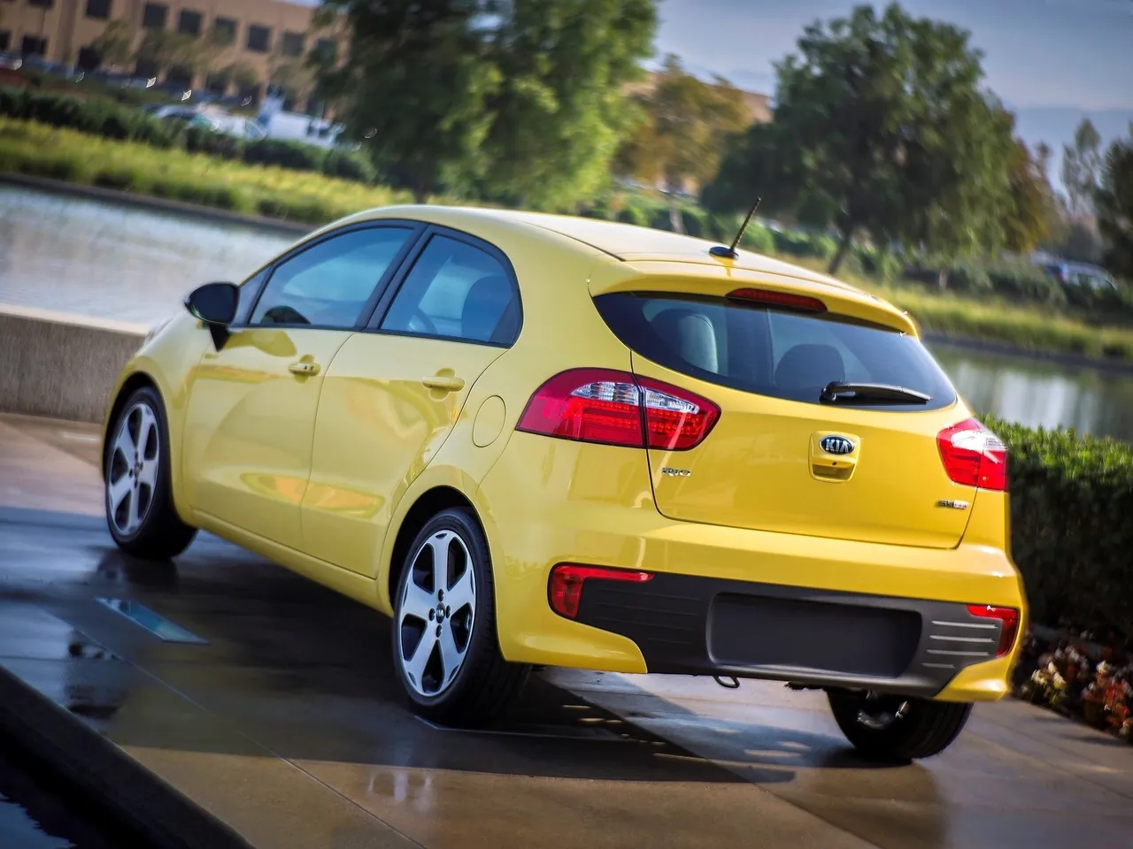 Kia Rio 5-door (2016) – zadní tříčtvrteční pohled