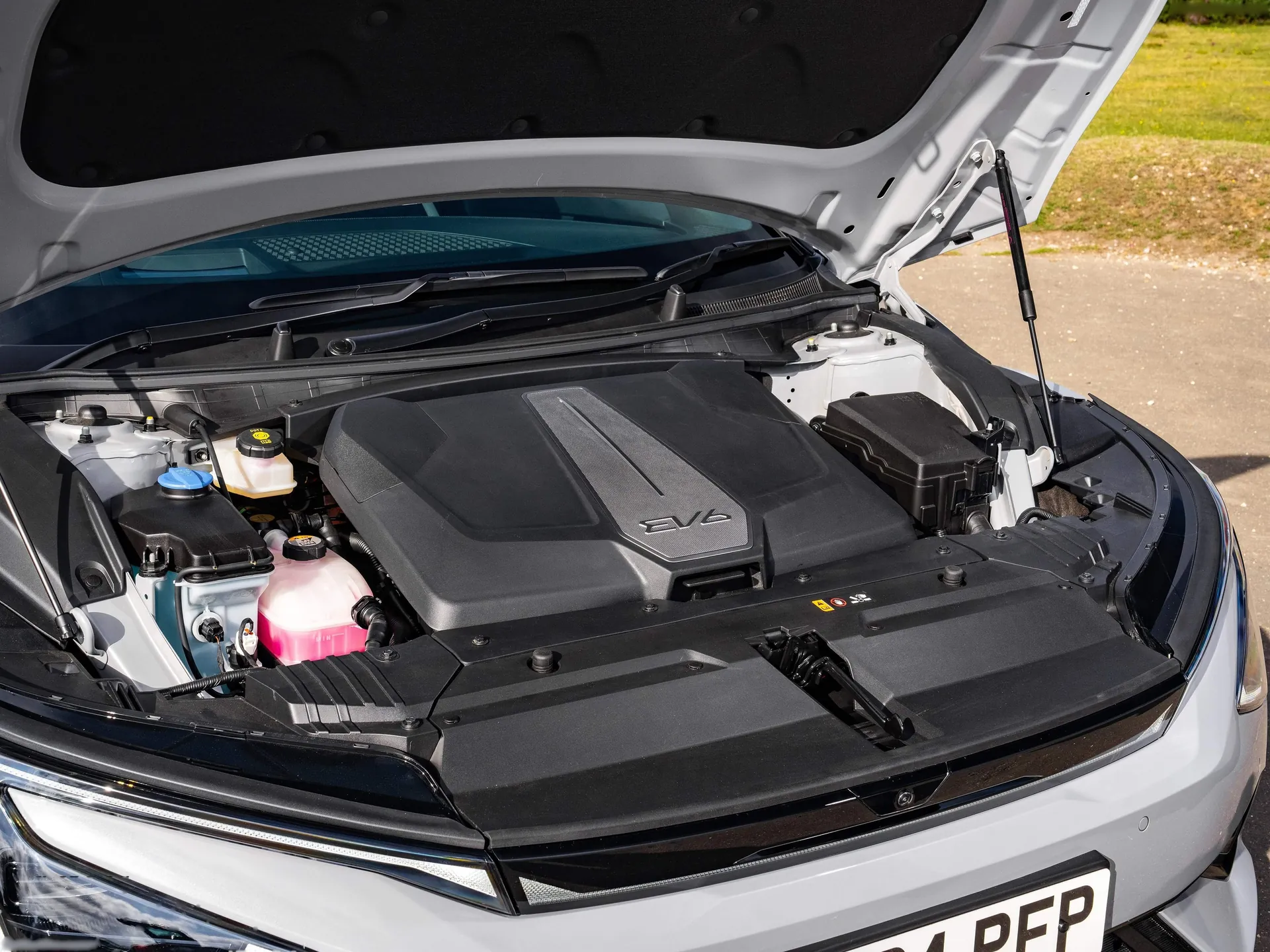 Kia EV6 [UK] (2025) – motorový prostor