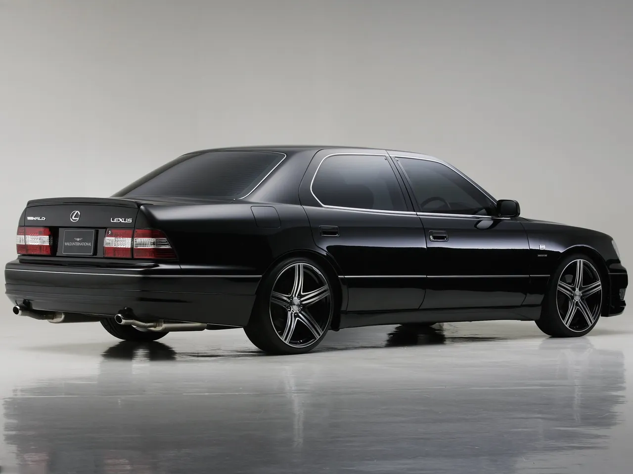 Wald Lexus LS (2000) – zadní tříčtvrteční pohled