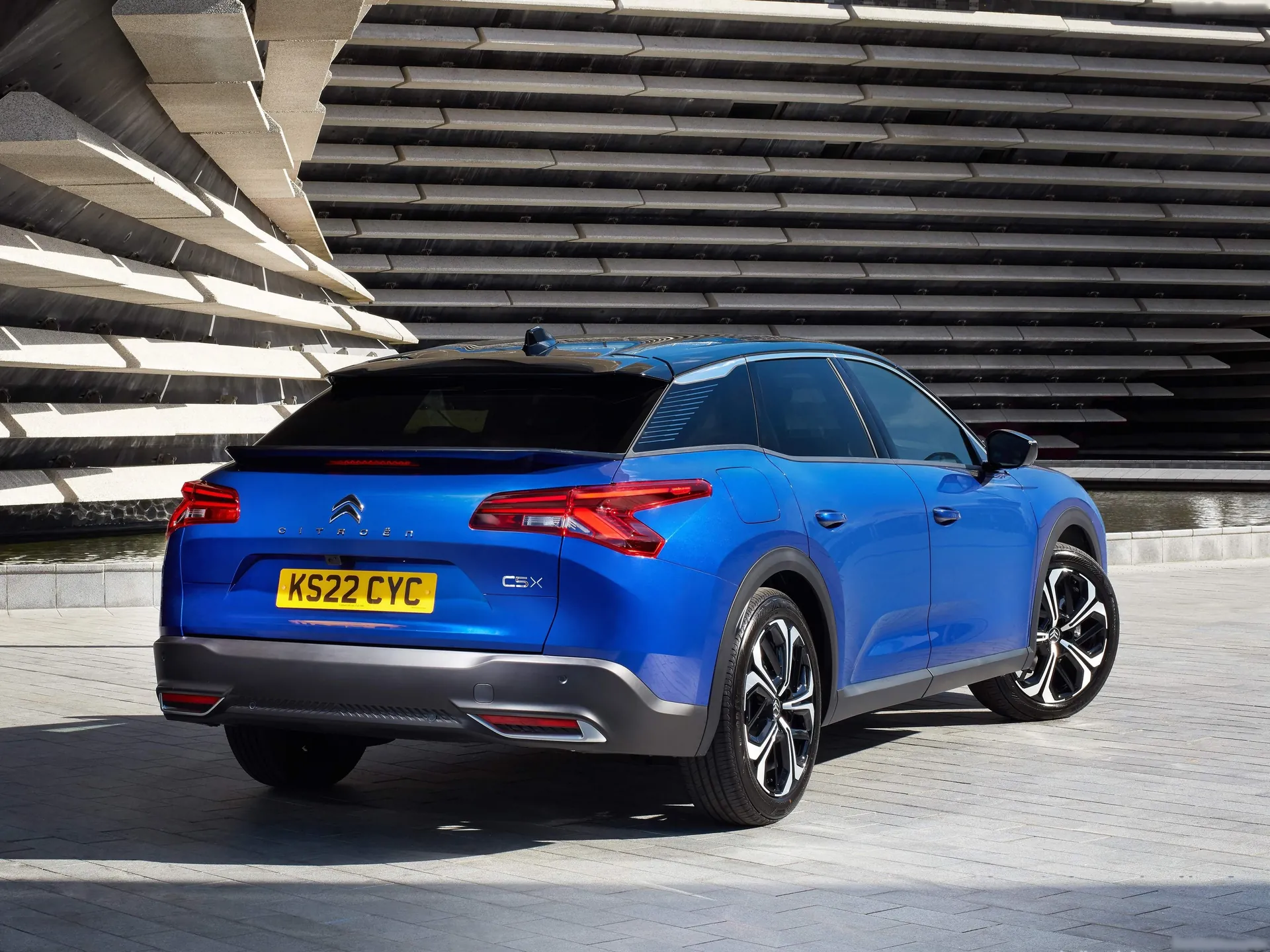 Citroen C5 X [UK] (2022) – zadní tříčtvrteční pohled
