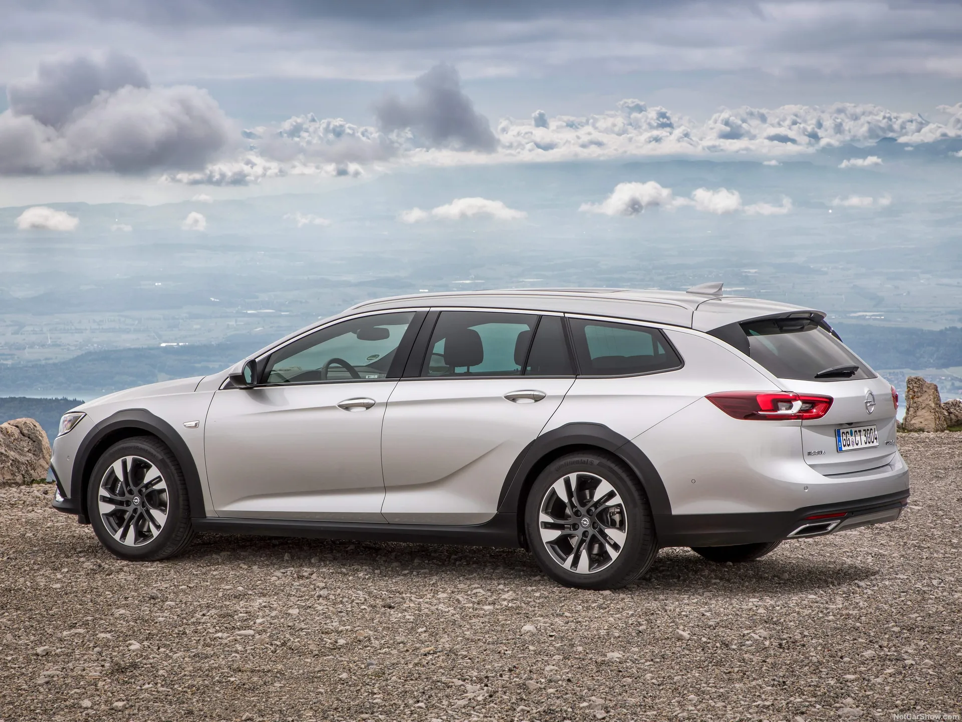 Opel Insignia Country Tourer (2018) – zadní tříčtvrteční pohled