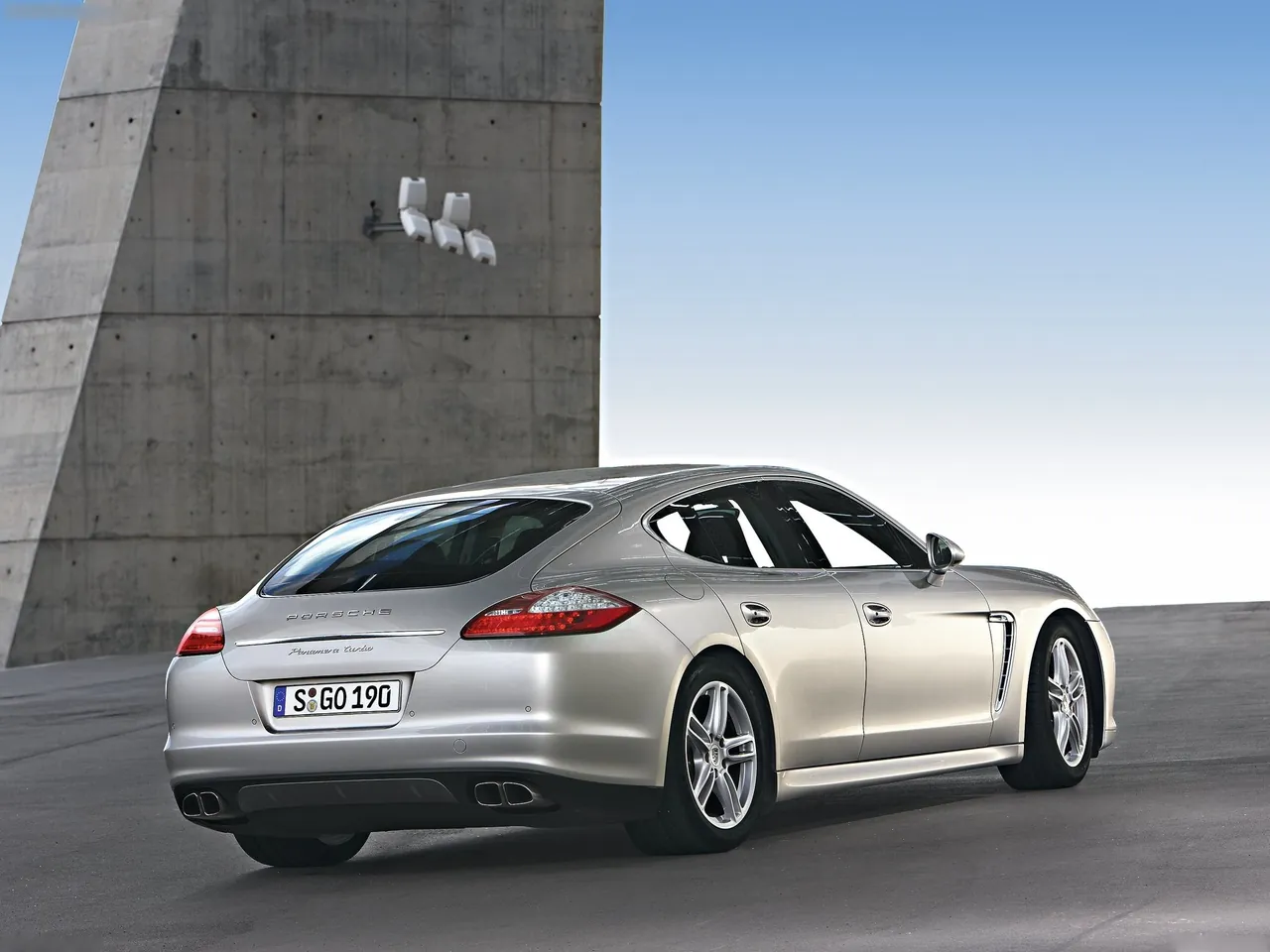 Porsche Panamera (2010) – zadní tříčtvrteční pohled