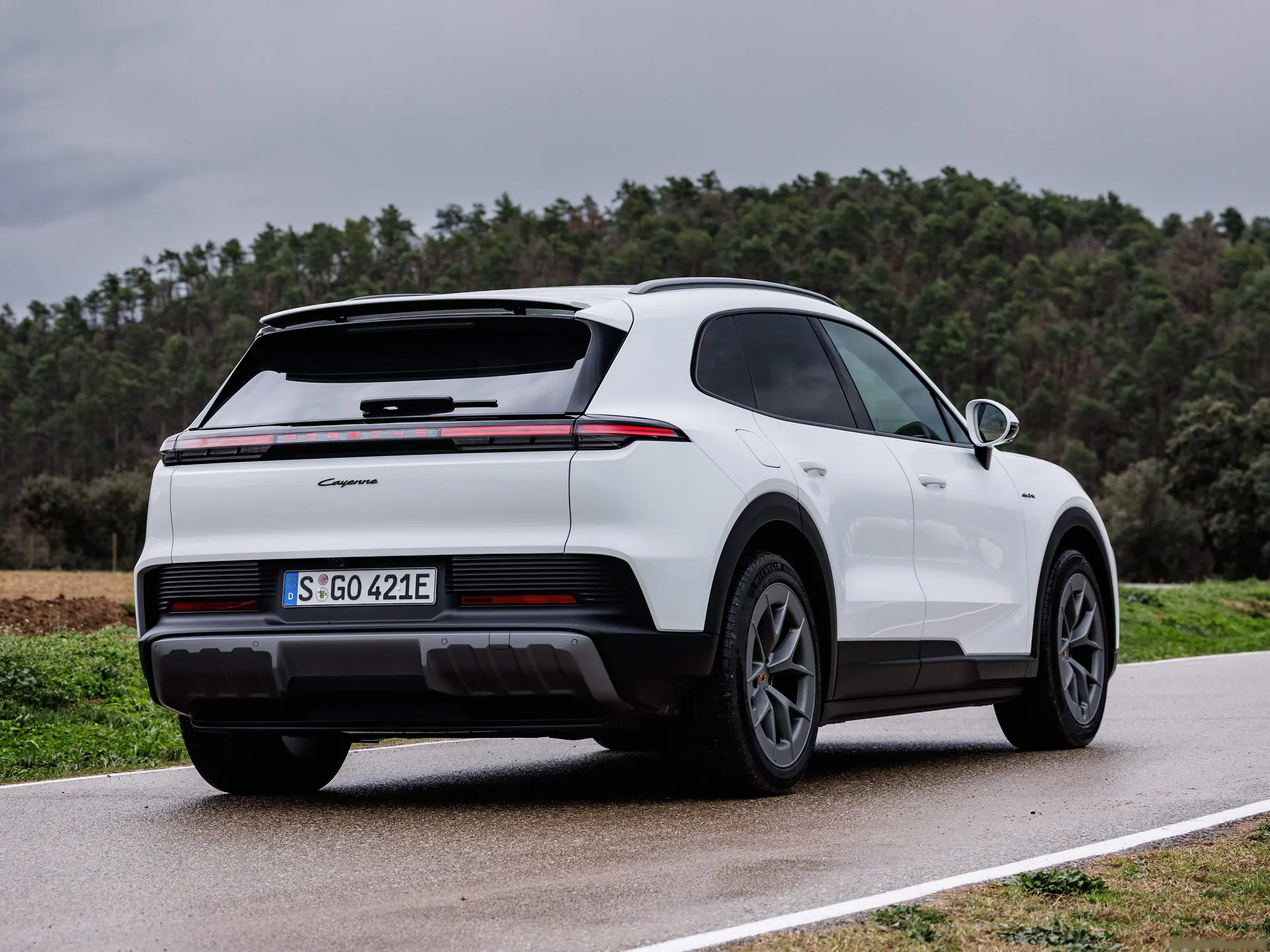 Porsche Cayenne Electric (2026) – zadní tříčtvrteční pohled