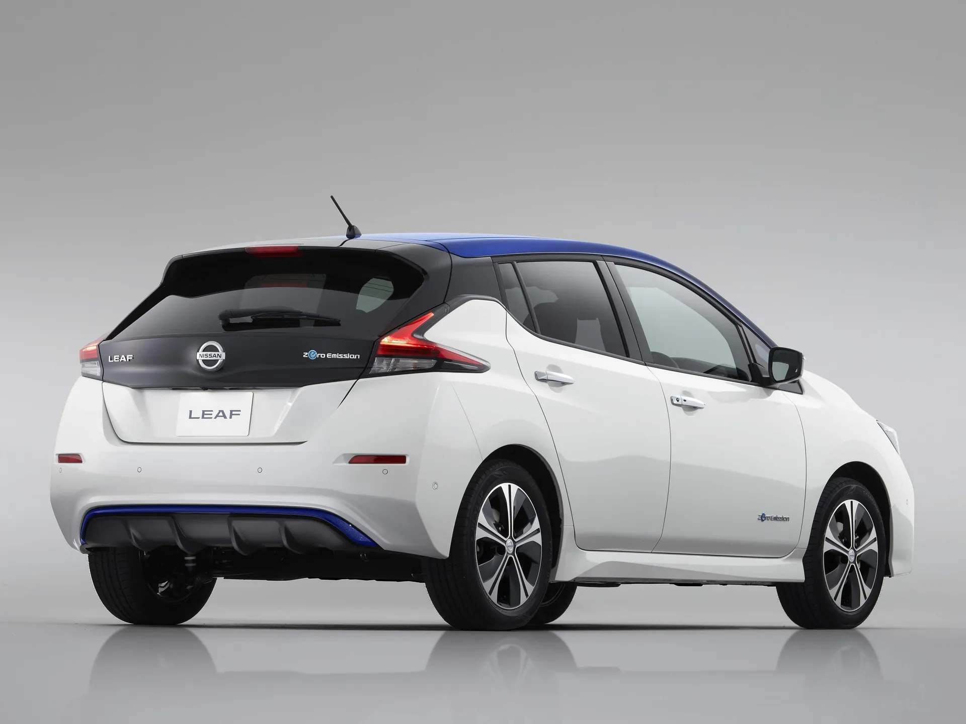 Nissan Leaf (2018) – zadní tříčtvrteční pohled