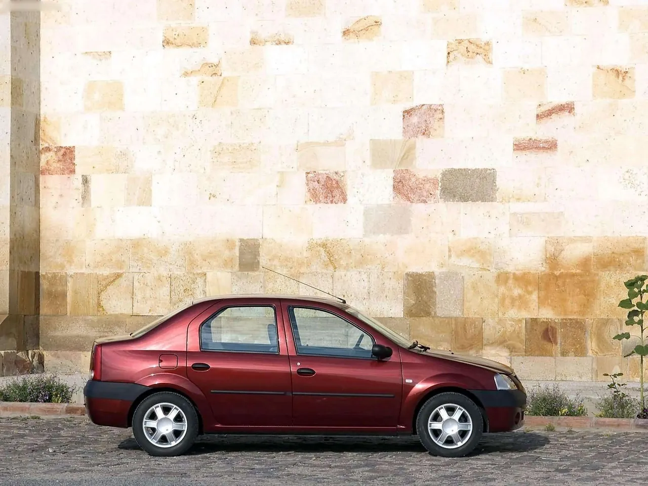 Dacia Logan 1.6 MPI (2005) – boční profil