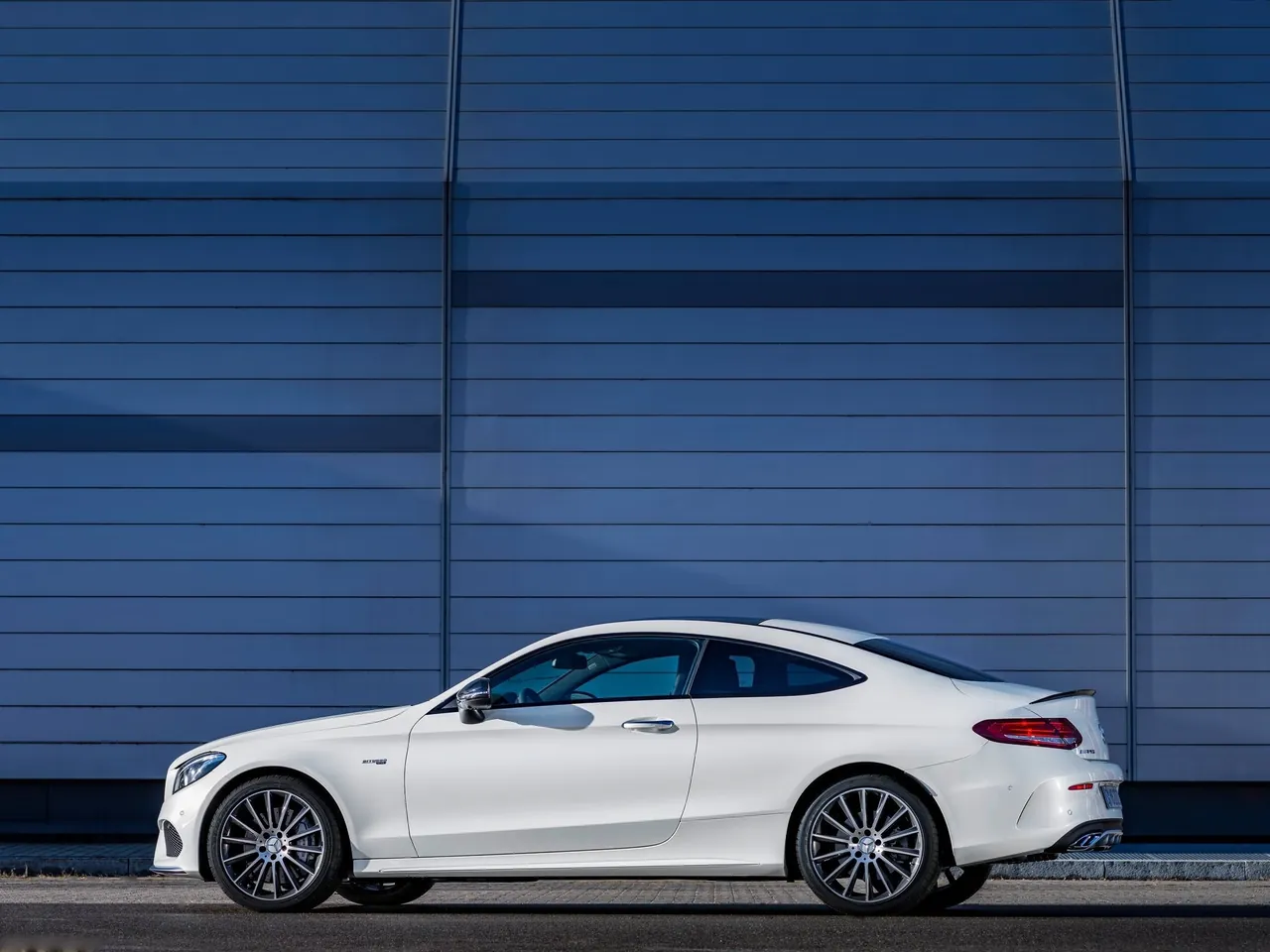Mercedes-Benz C43 AMG 4Matic Coupe (2017) – boční profil