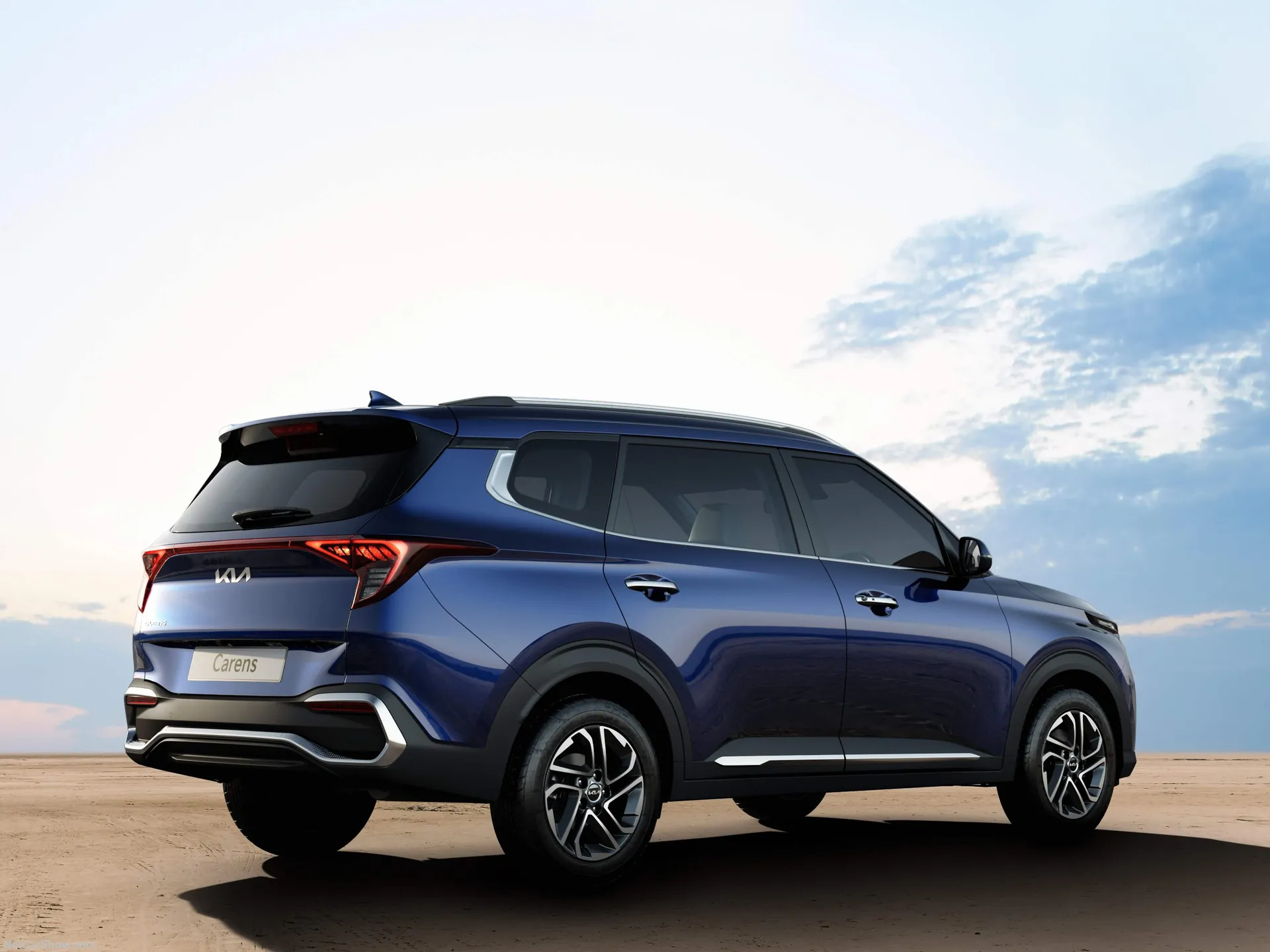 Kia Carens (2023) – zadní tříčtvrteční pohled