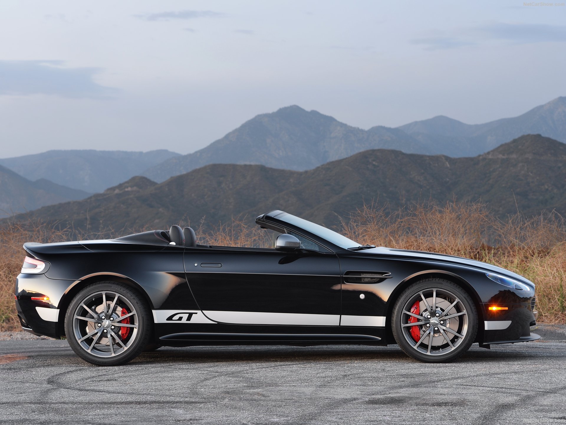 Aston Martin V8 Vantage GT Roadster (2015) – boční profil