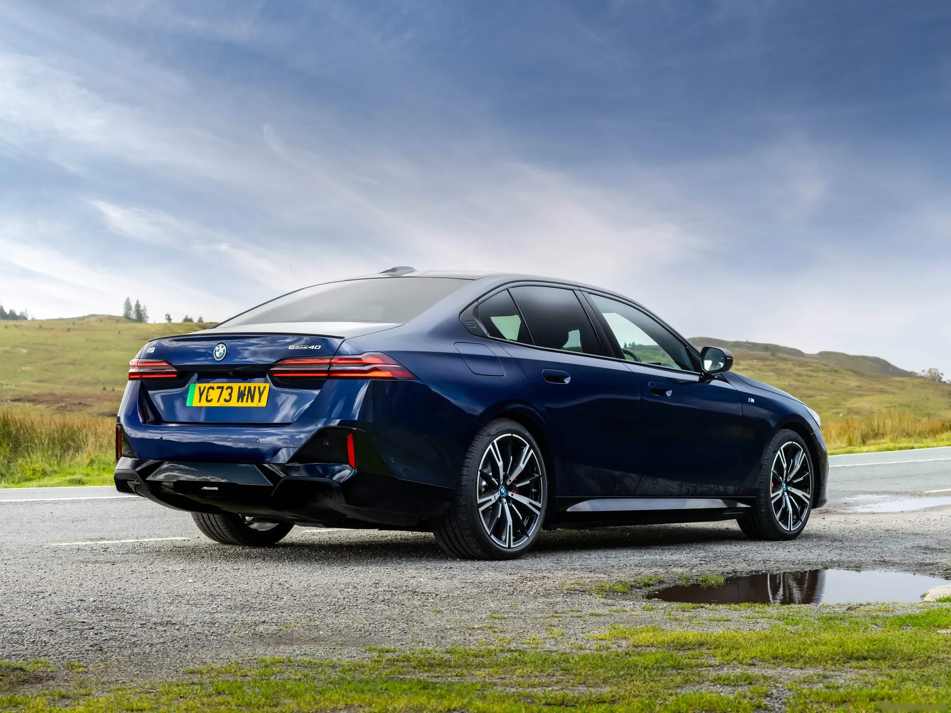 BMW i5 [UK] (2024) – zadní tříčtvrteční pohled
