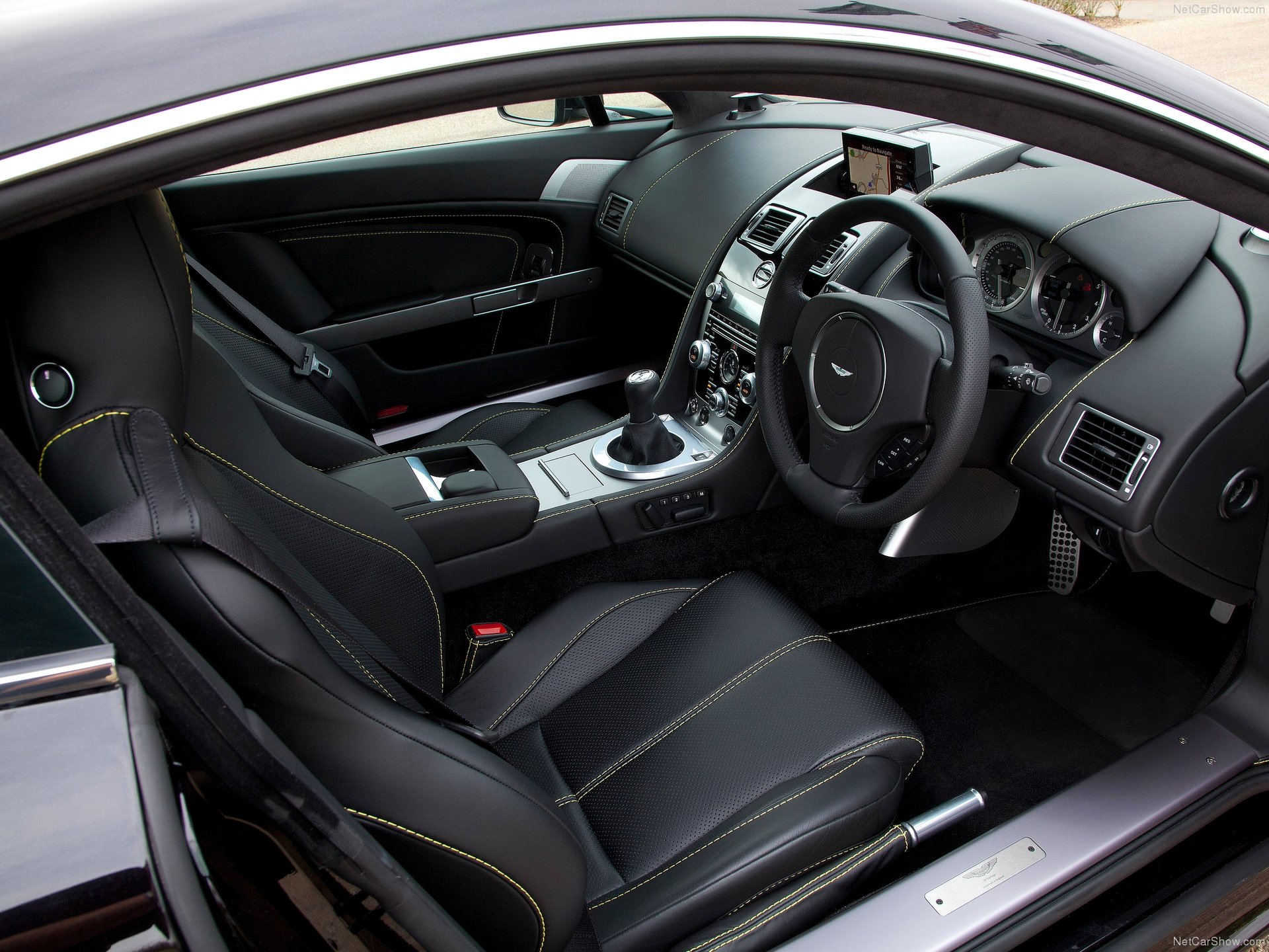 Aston Martin V8 Vantage (2012) – interiér