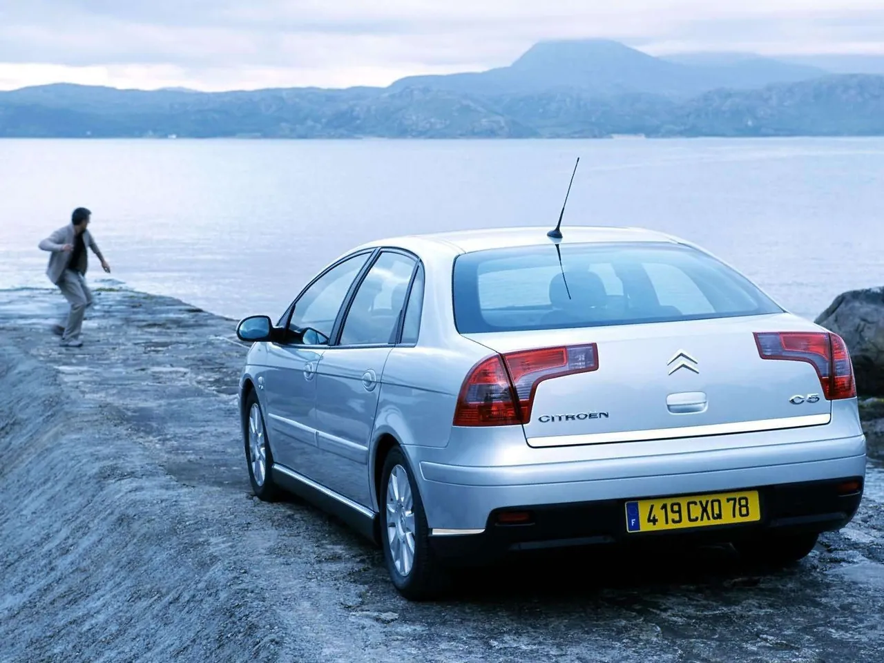 Citroen C5 (2005) – zadní tříčtvrteční pohled