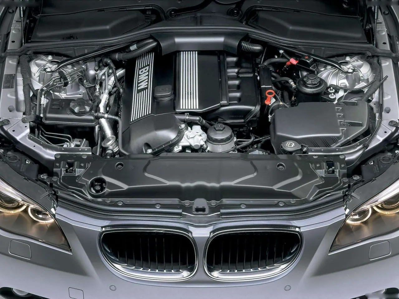 BMW 530i (2004) – motorový prostor
