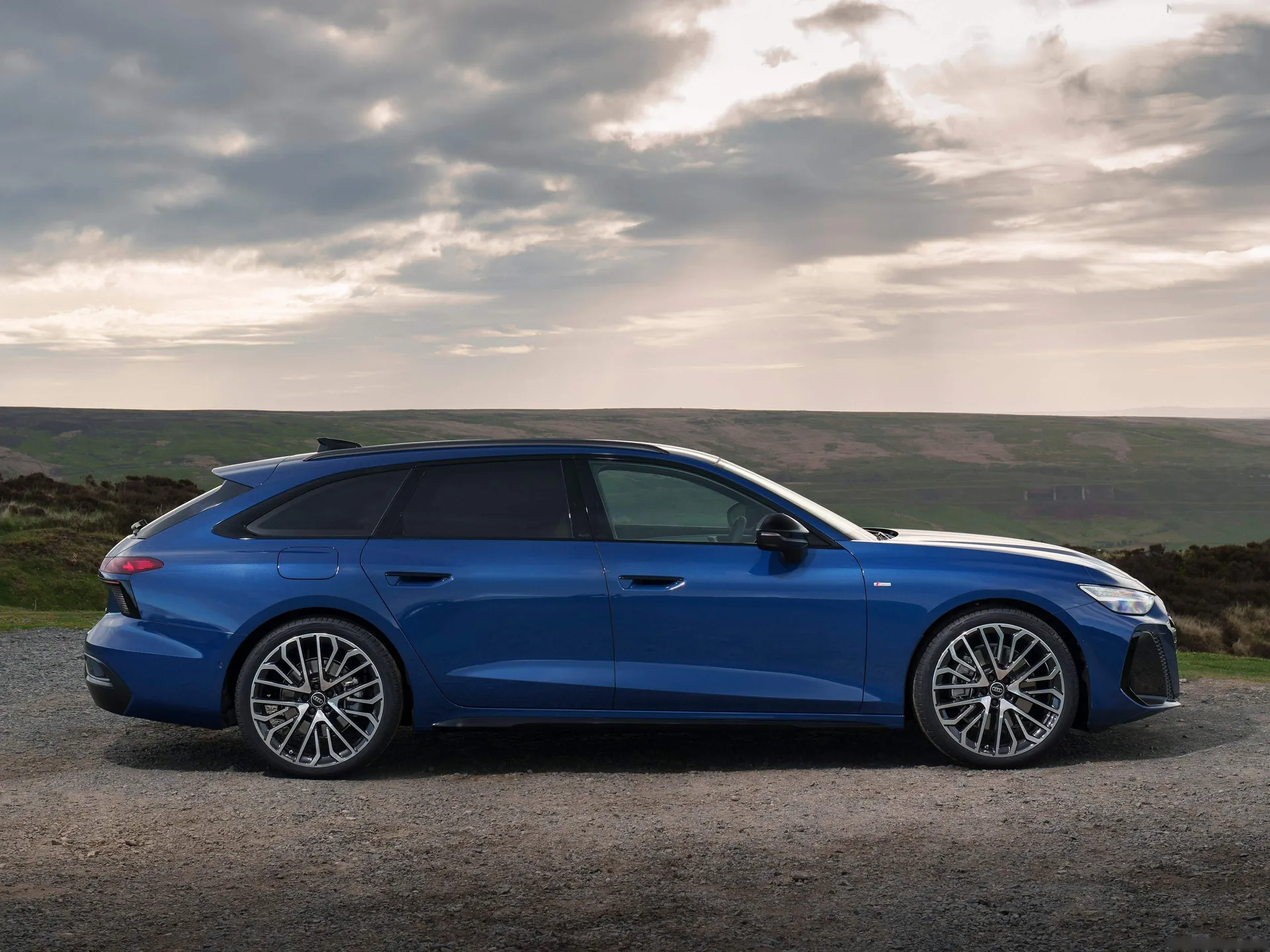 Audi A6 Avant [UK] (2026) – boční profil