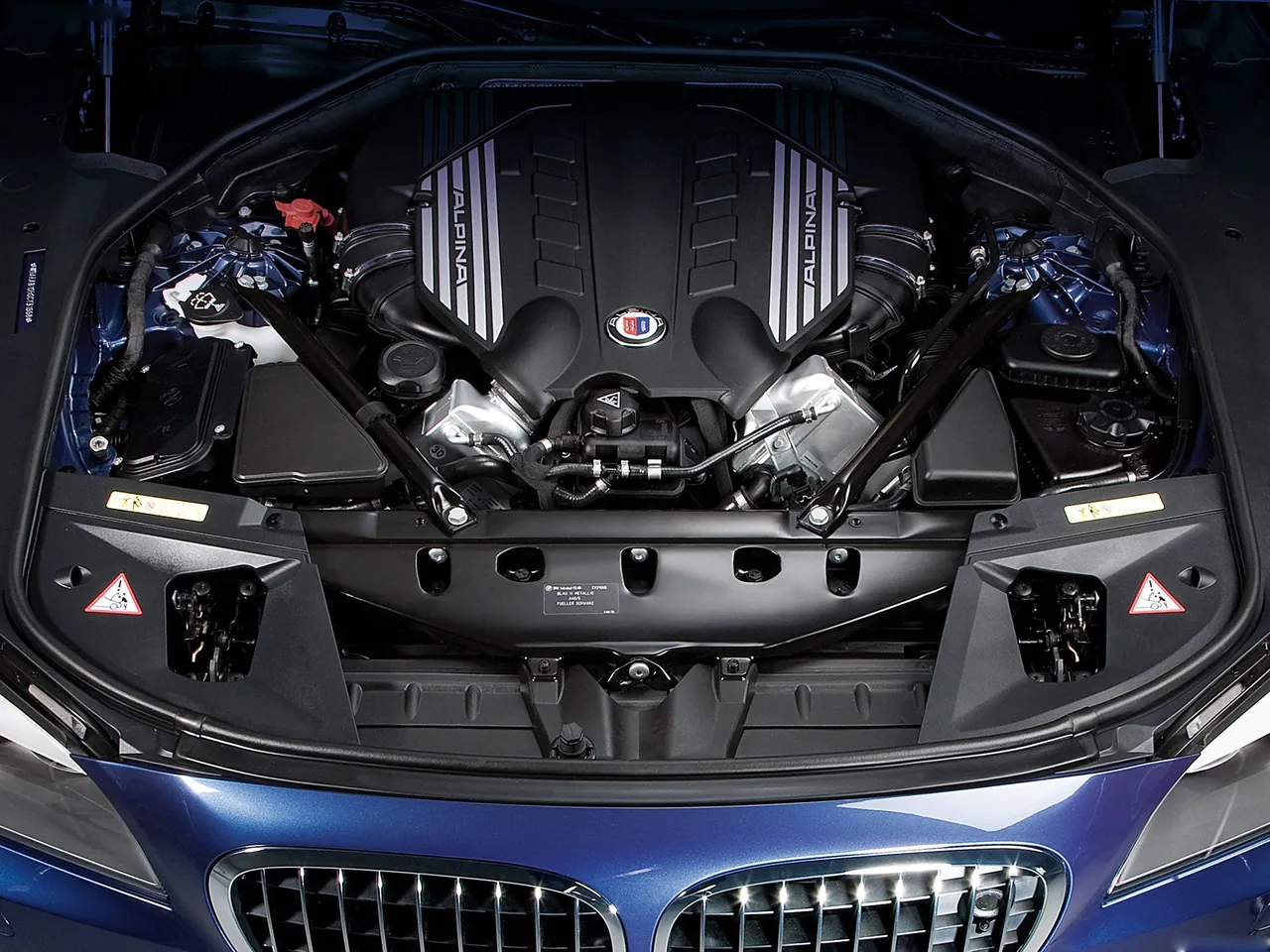 Alpina BMW B7 Bi-Turbo (2010) – motorový prostor