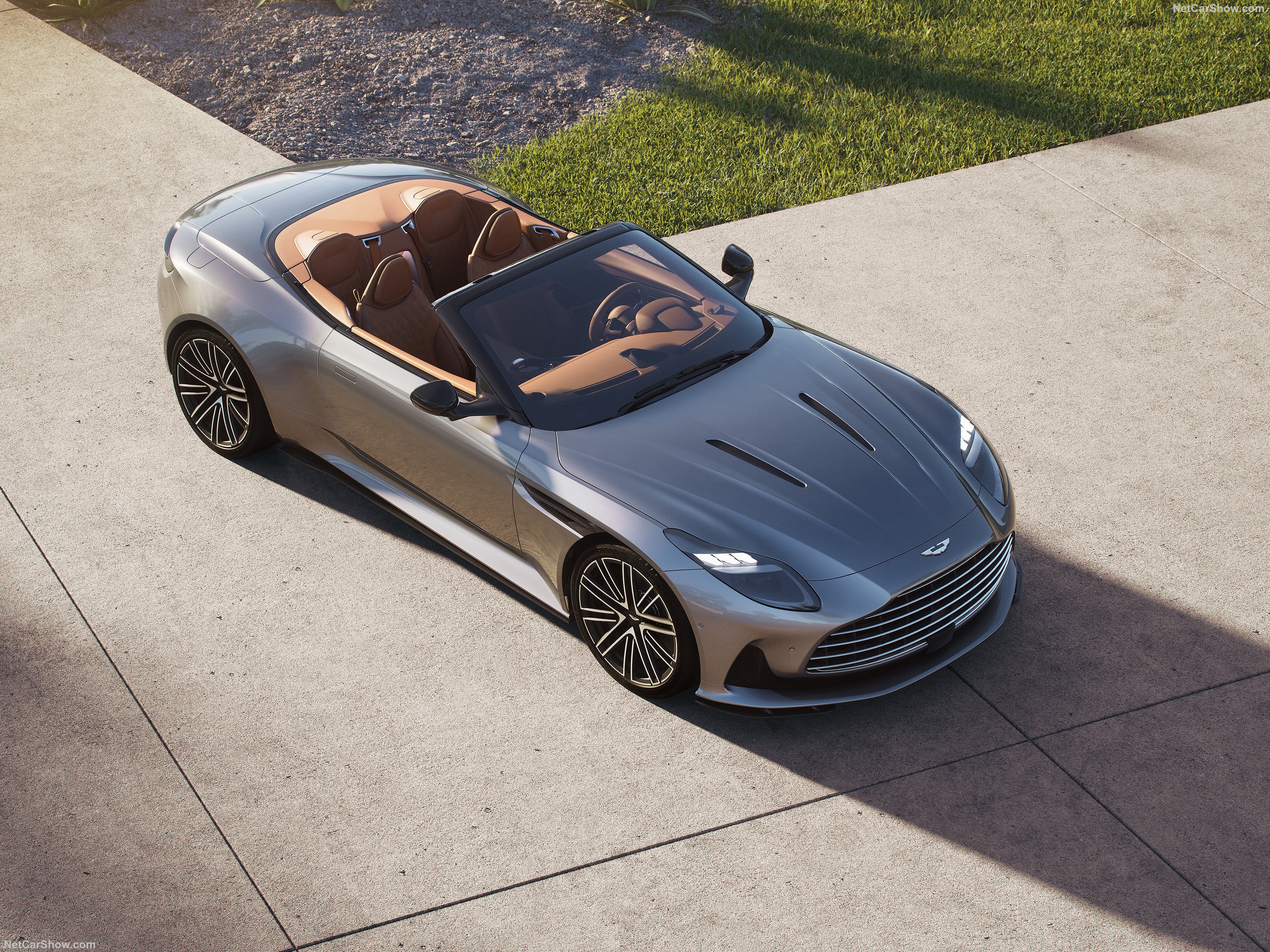 Aston Martin DB12 Volante (2024)