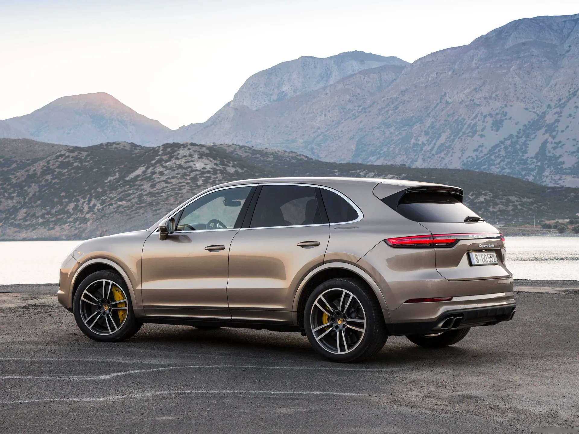 Porsche Cayenne Turbo (2018) – zadní tříčtvrteční pohled