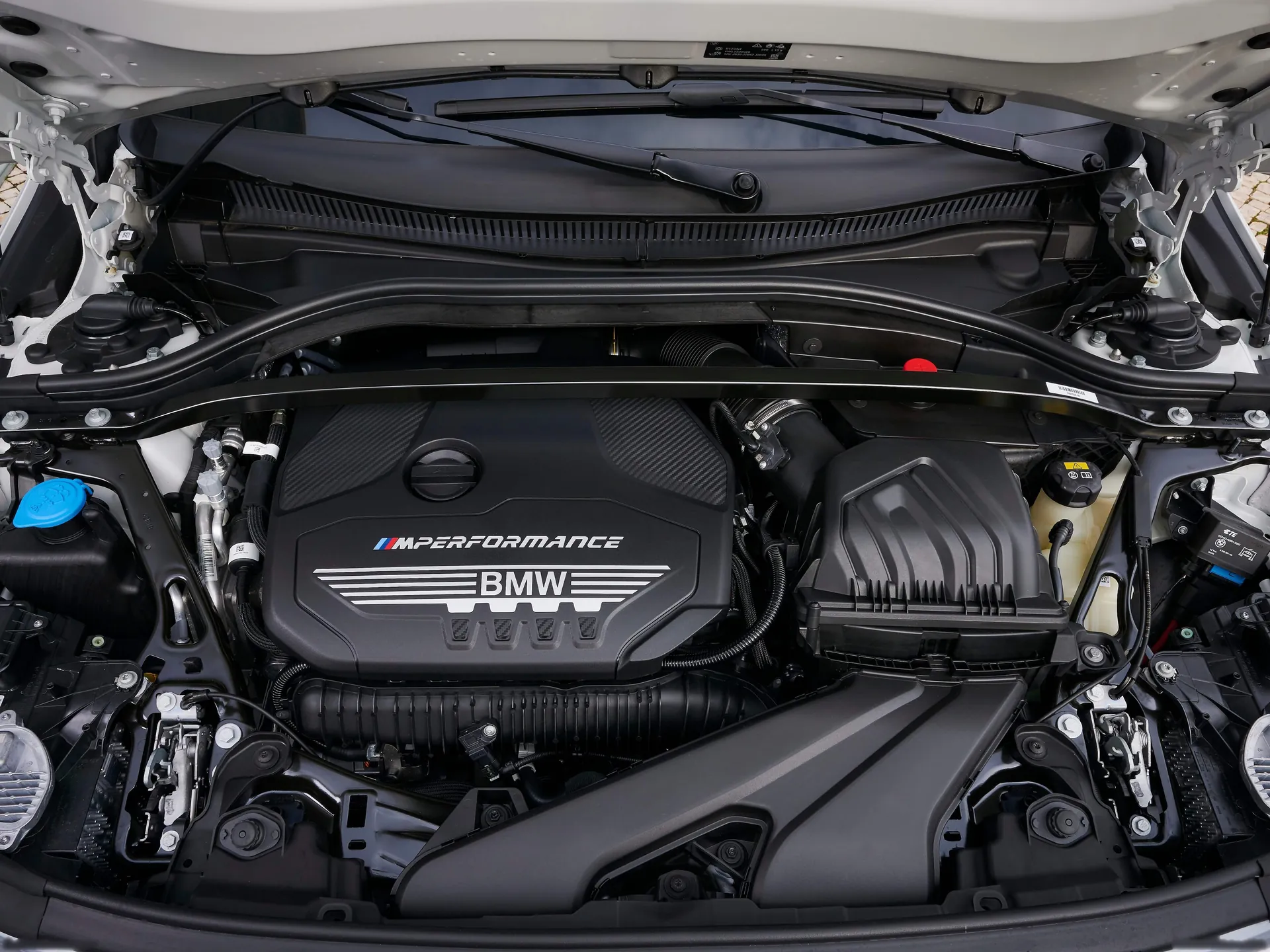 BMW M235i xDrive Gran Coupe (2020) – motorový prostor