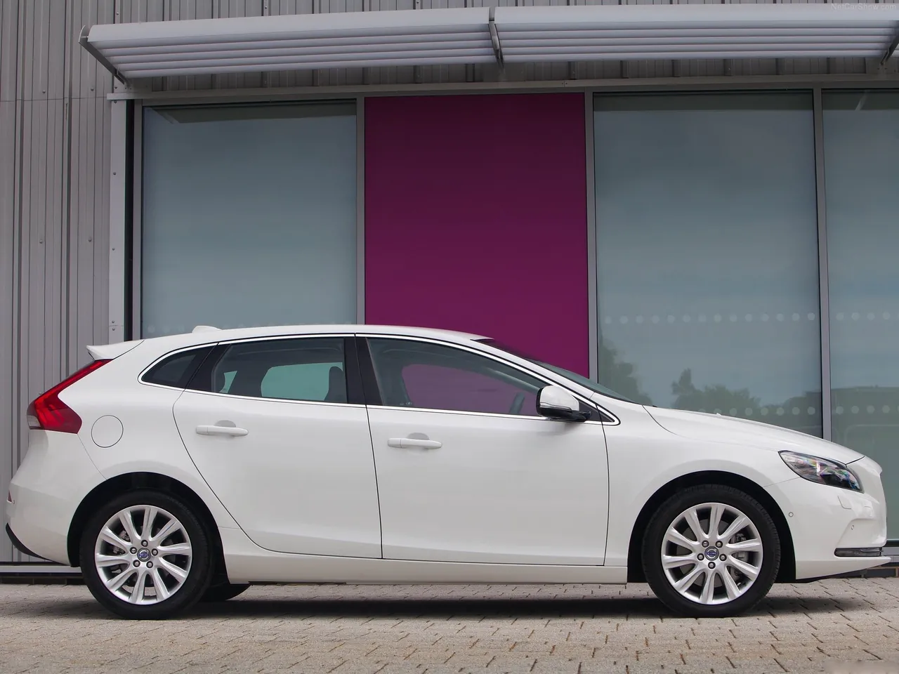 Volvo V40 (2013) – boční profil