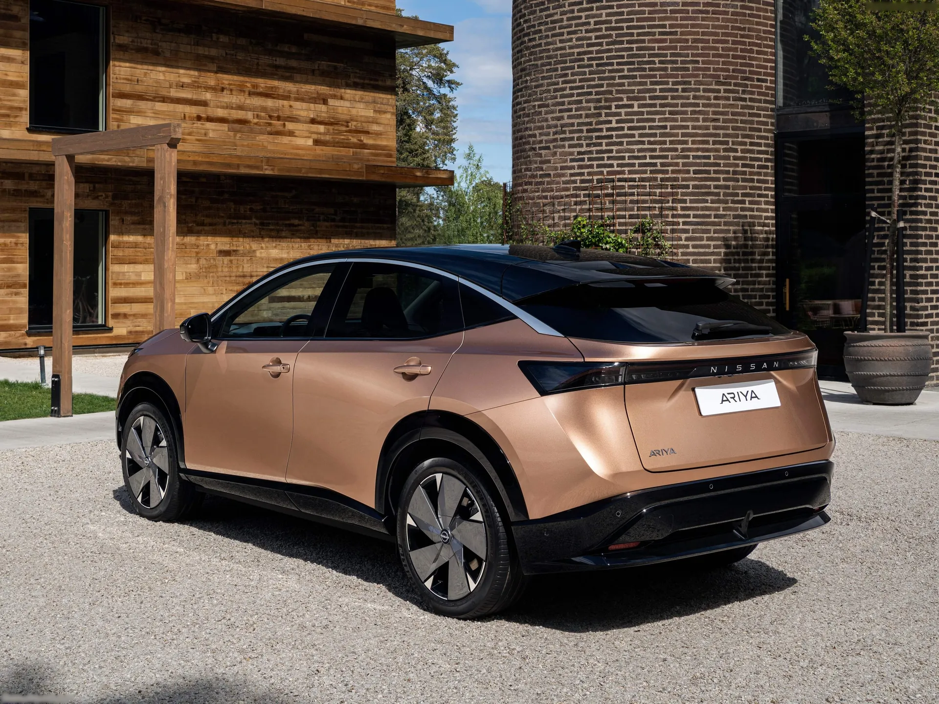 Nissan Ariya [EU] (2023) – zadní tříčtvrteční pohled