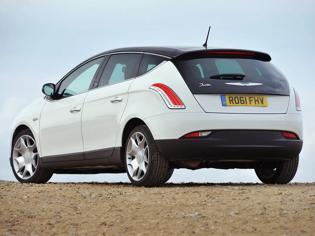 Chrysler Delta (2012) – zadní tříčtvrteční pohled