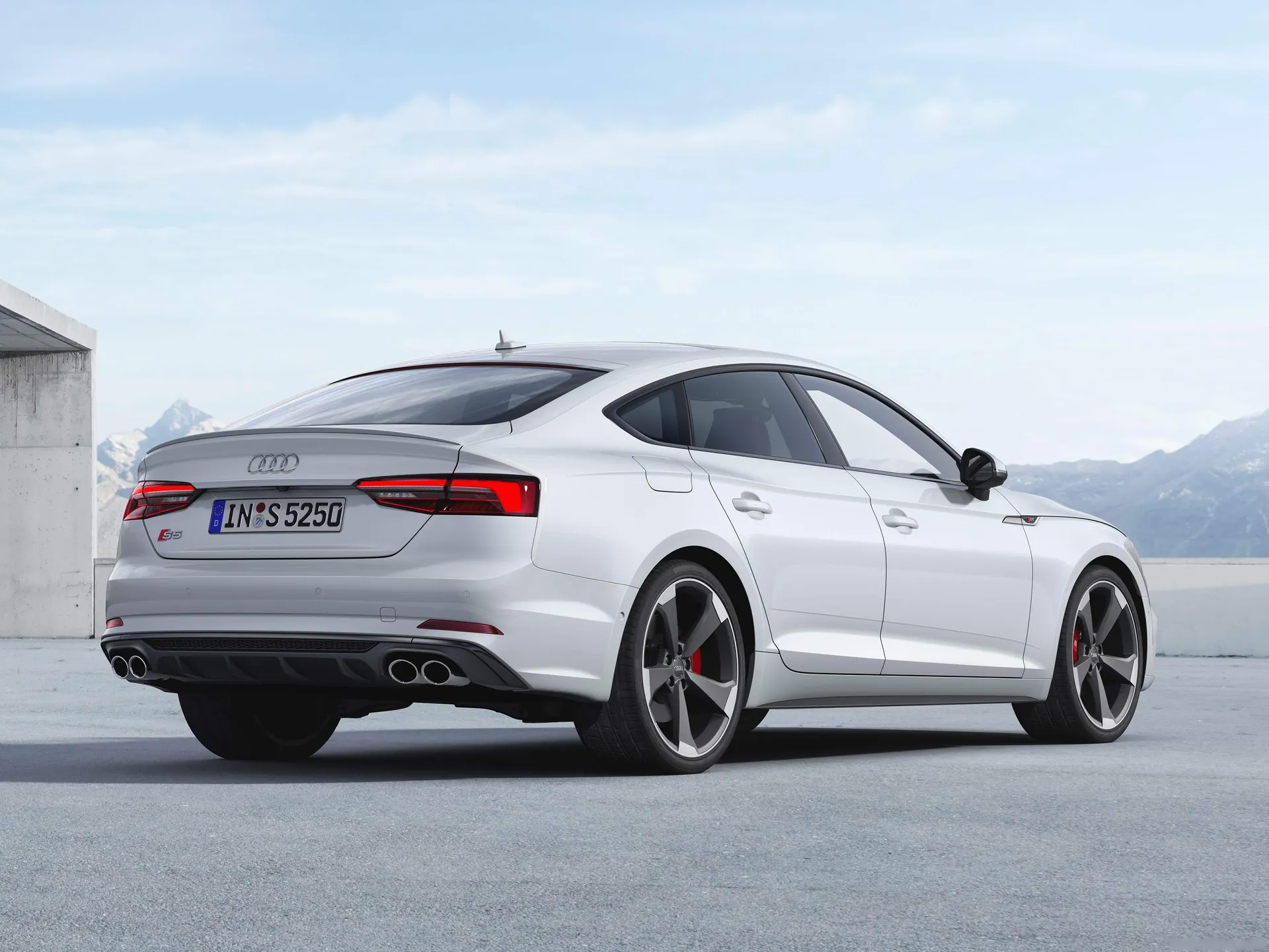 Audi S5 Sportback TDI (2019) – zadní tříčtvrteční pohled