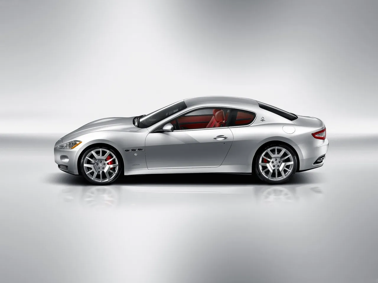 Maserati GranTurismo (2008) – boční profil