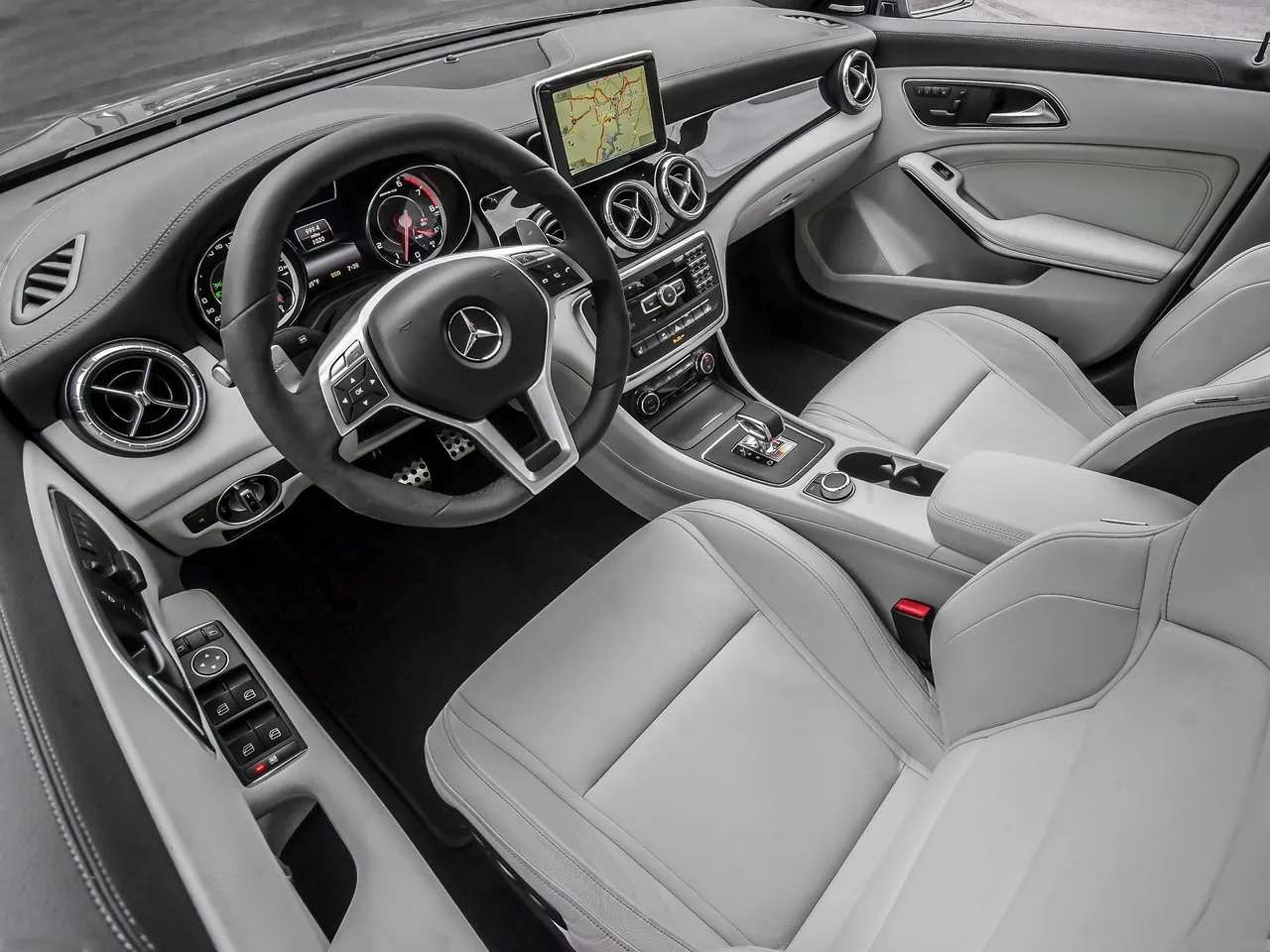 Mercedes-Benz CLA250 (2014) – interiér