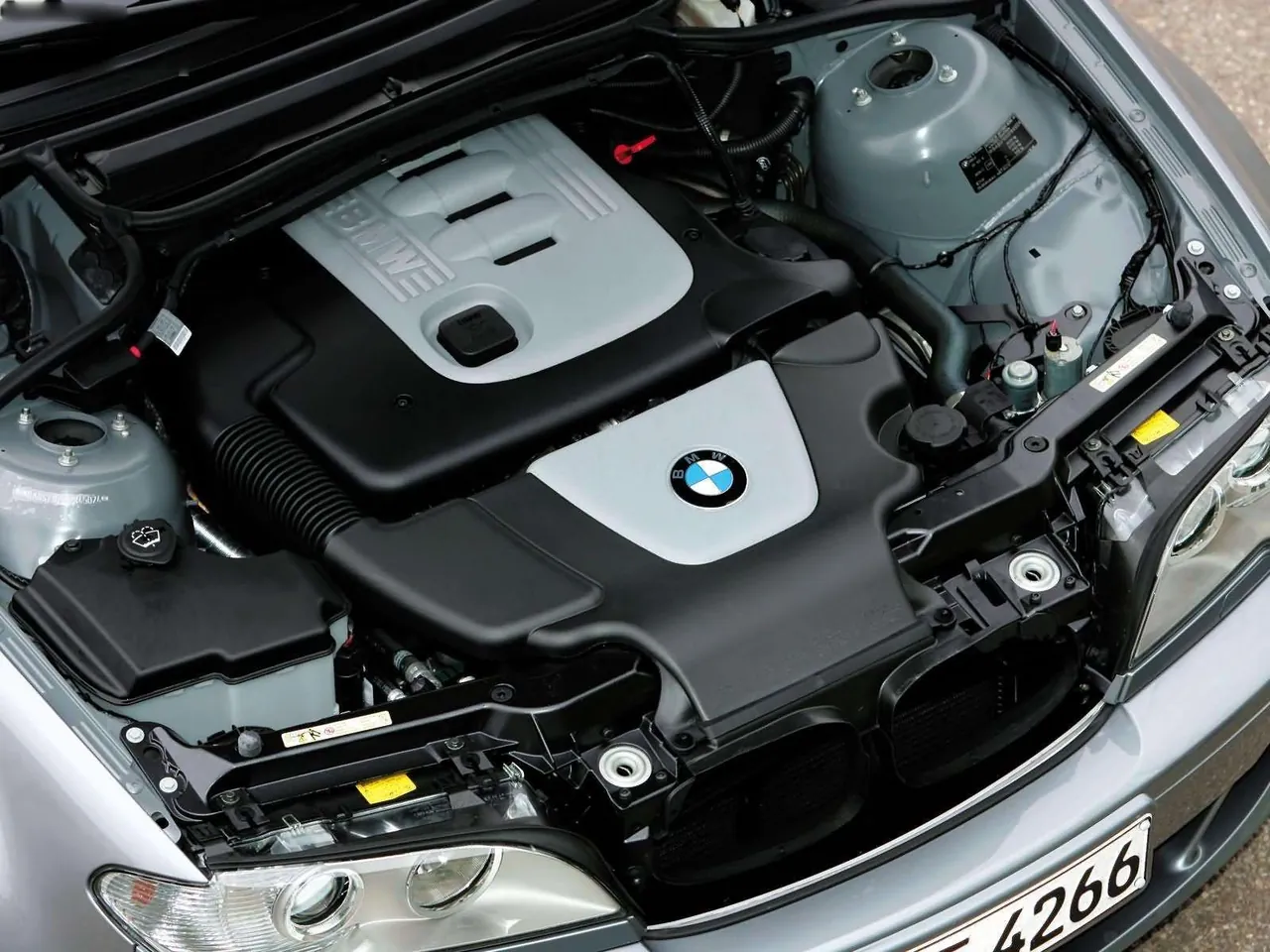 BMW 320Cd Convertible (2004) – motorový prostor