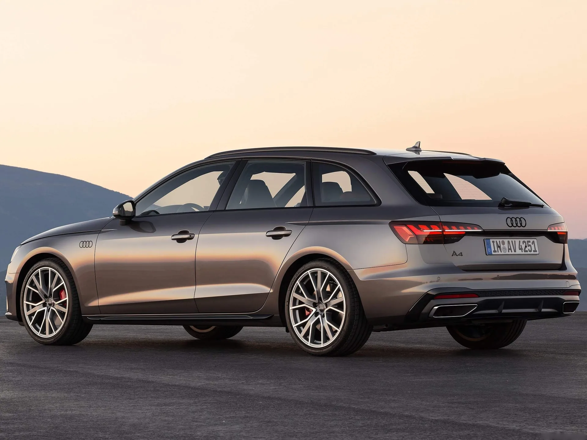 Audi A4 Avant (2020) – zadní tříčtvrteční pohled