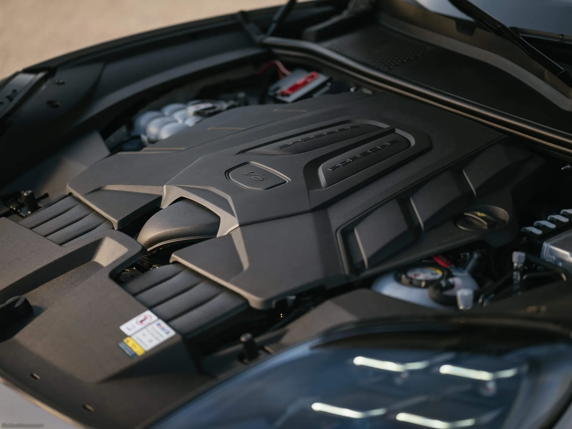 Porsche Cayenne S E-Hybrid Coupe (2024) – motorový prostor