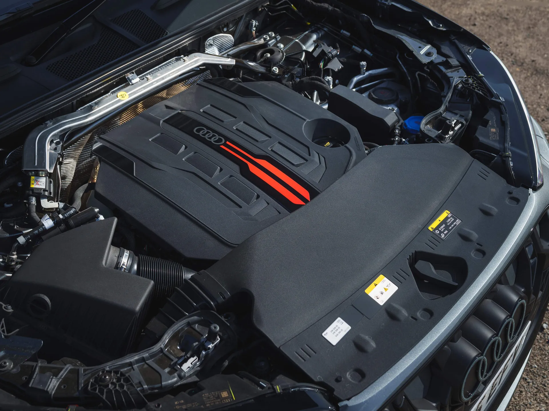 Audi SQ5 [UK] (2025) – motorový prostor