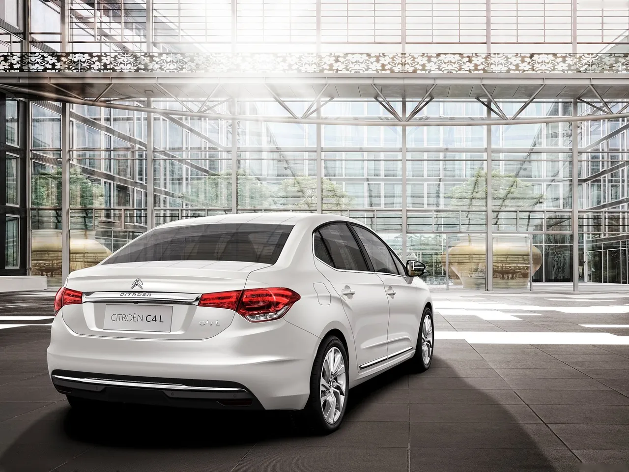 Citroen C4 L (2013) – zadní tříčtvrteční pohled