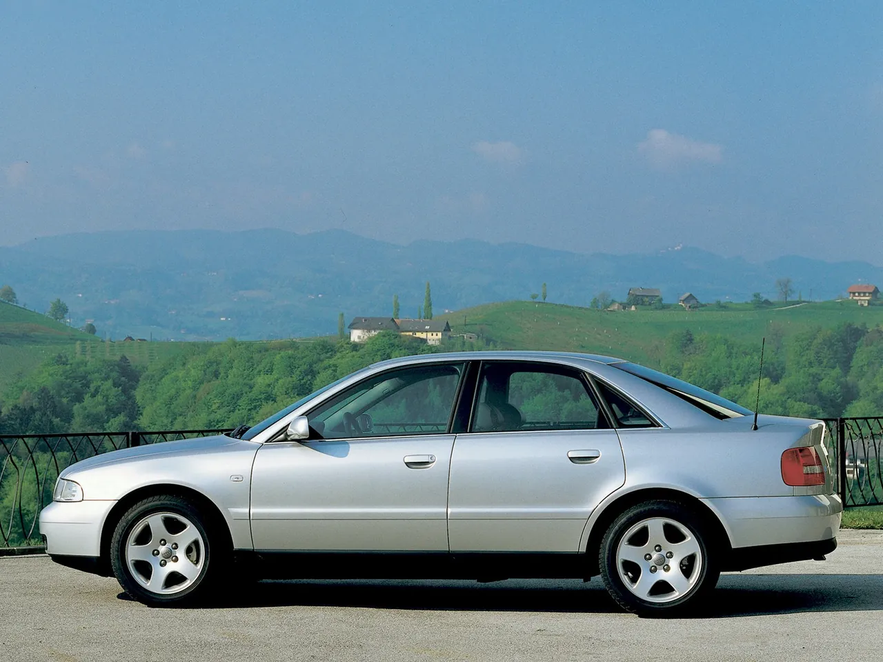 Audi A4 (1999) – boční profil