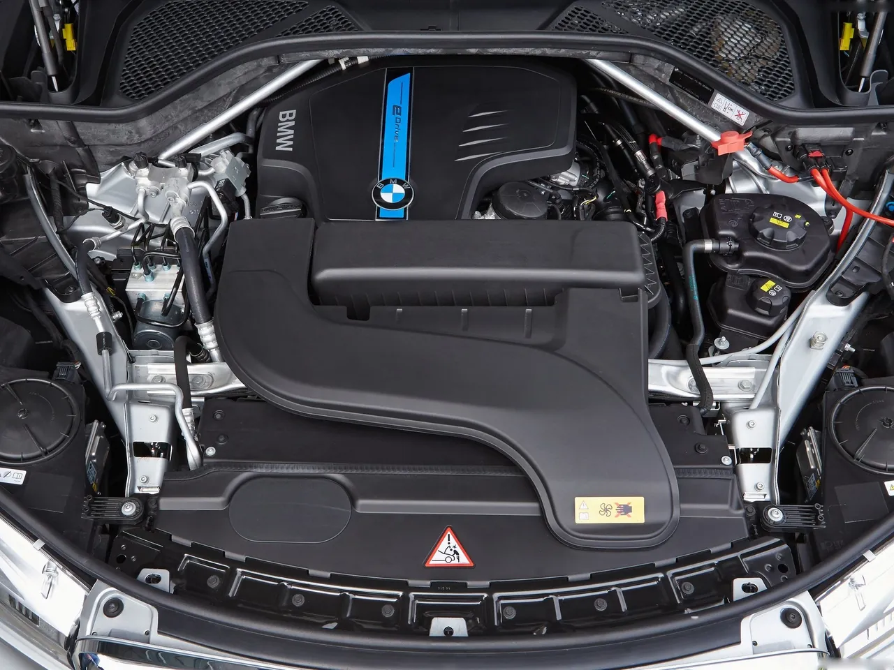 BMW X5 xDrive40e (2016) – motorový prostor