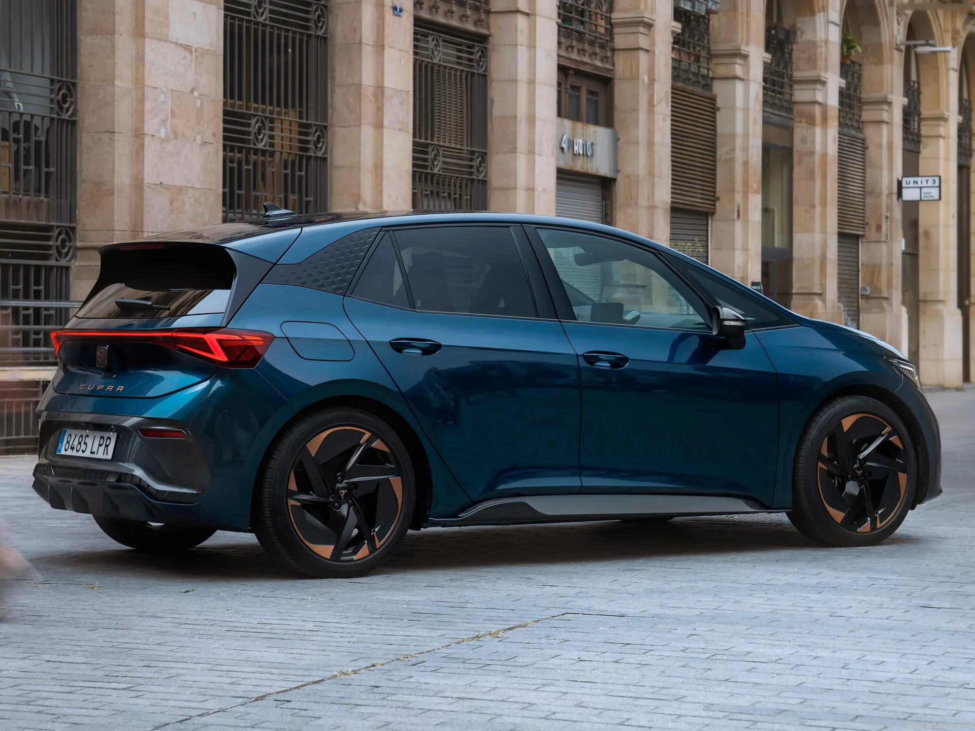 Cupra Born (2022) – zadní tříčtvrteční pohled