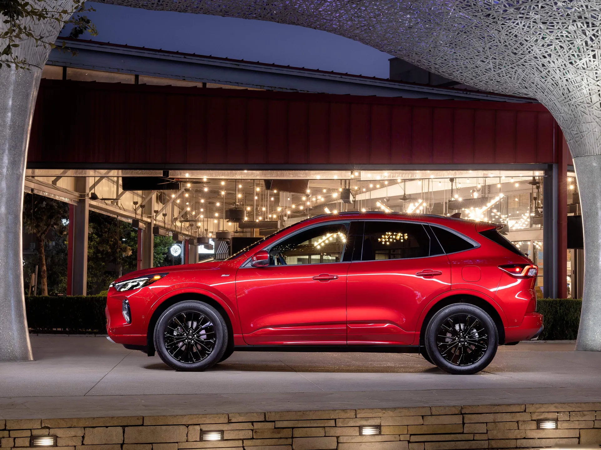 Ford Escape (2023) – boční profil