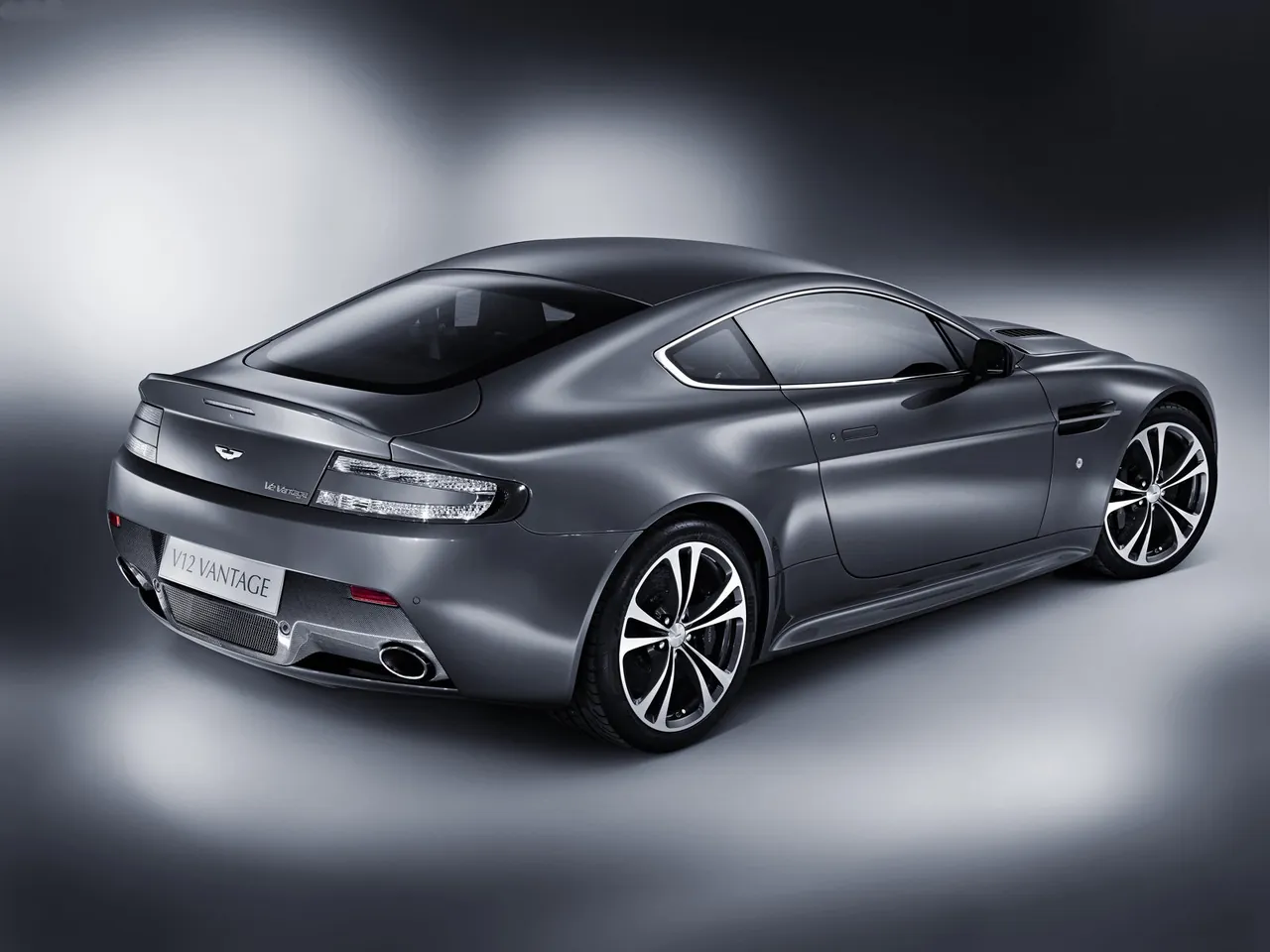 Aston Martin V12 Vantage (2010) – zadní tříčtvrteční pohled