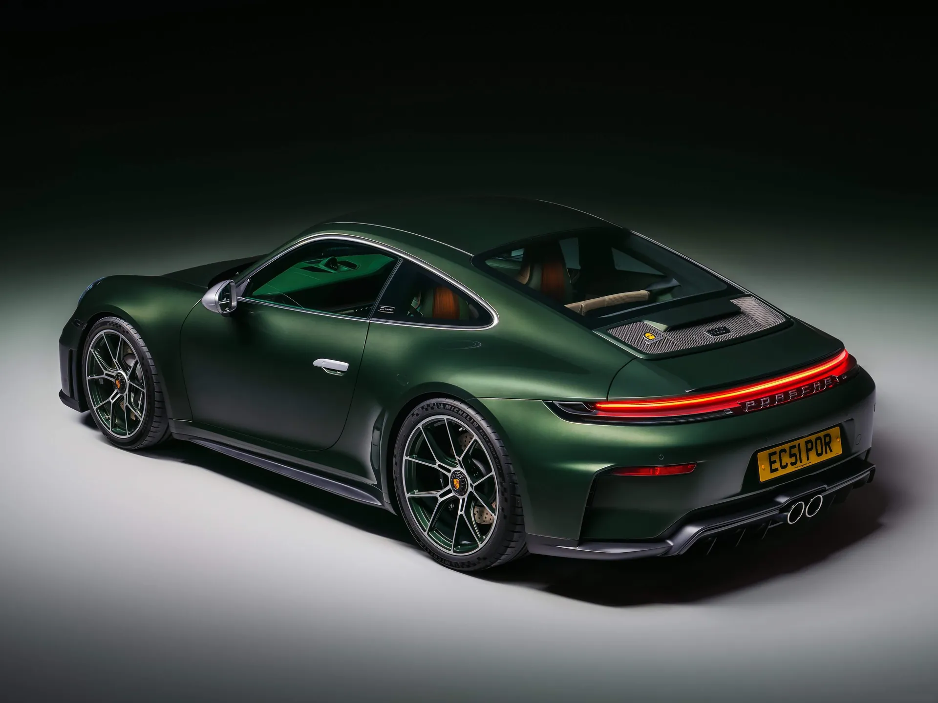 Porsche 911 GT3 Earls Court 51 Edition (2026) – zadní tříčtvrteční pohled