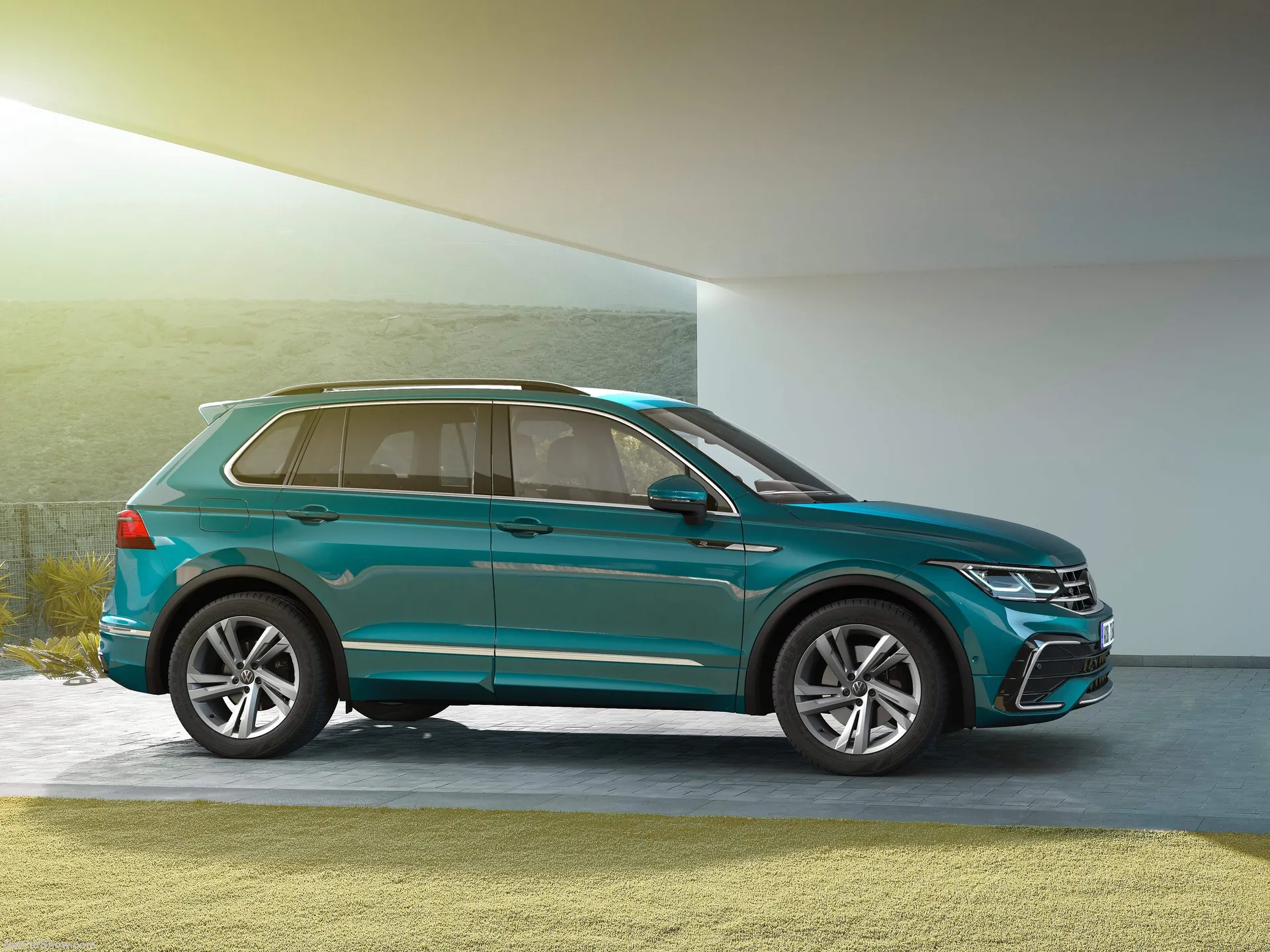 Volkswagen Tiguan (2021) - Side Profile