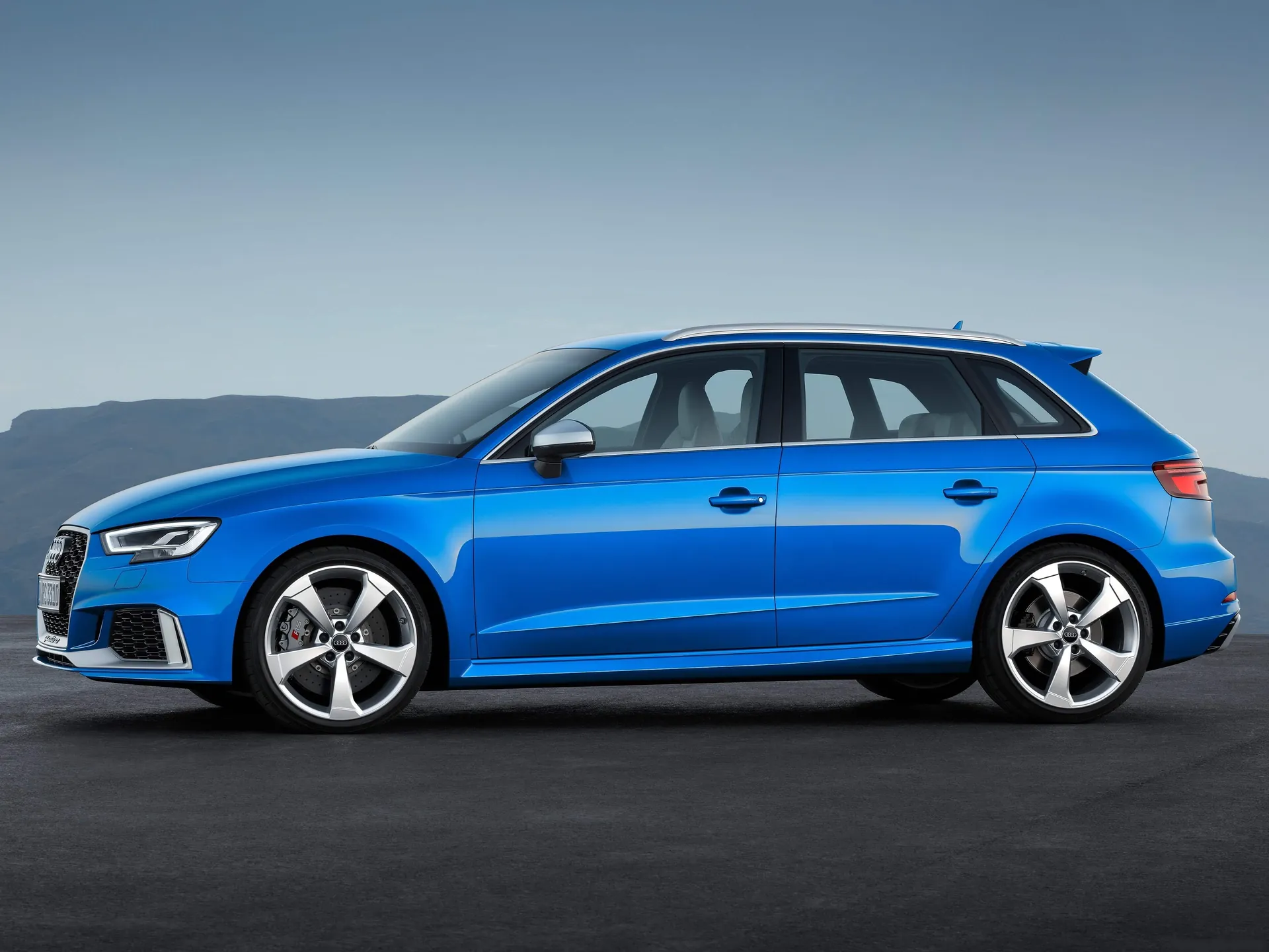 Audi RS3 Sportback (2018) – boční profil