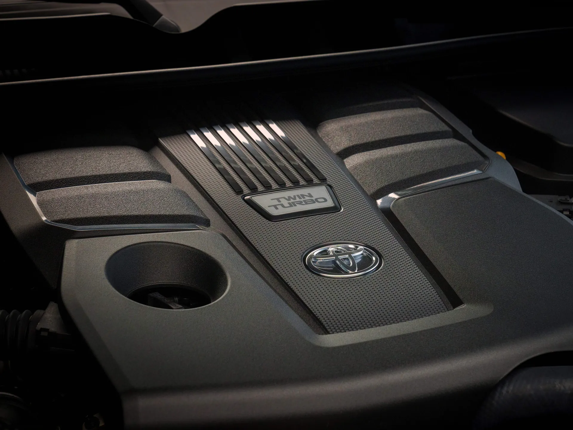 Toyota Land Cruiser 300 Hybrid (2026) – motorový prostor