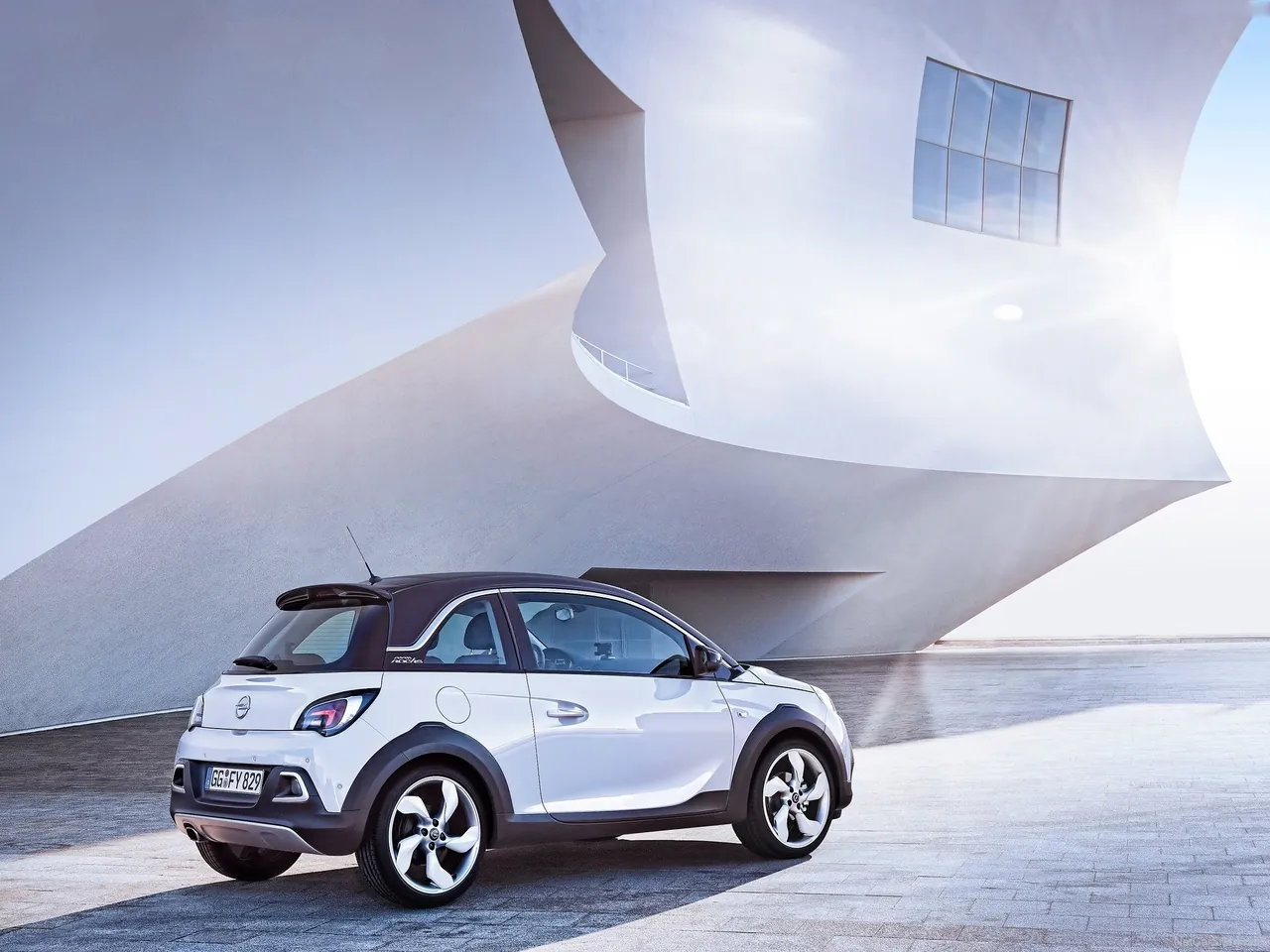 Opel Adam Rocks (2015) – zadní tříčtvrteční pohled